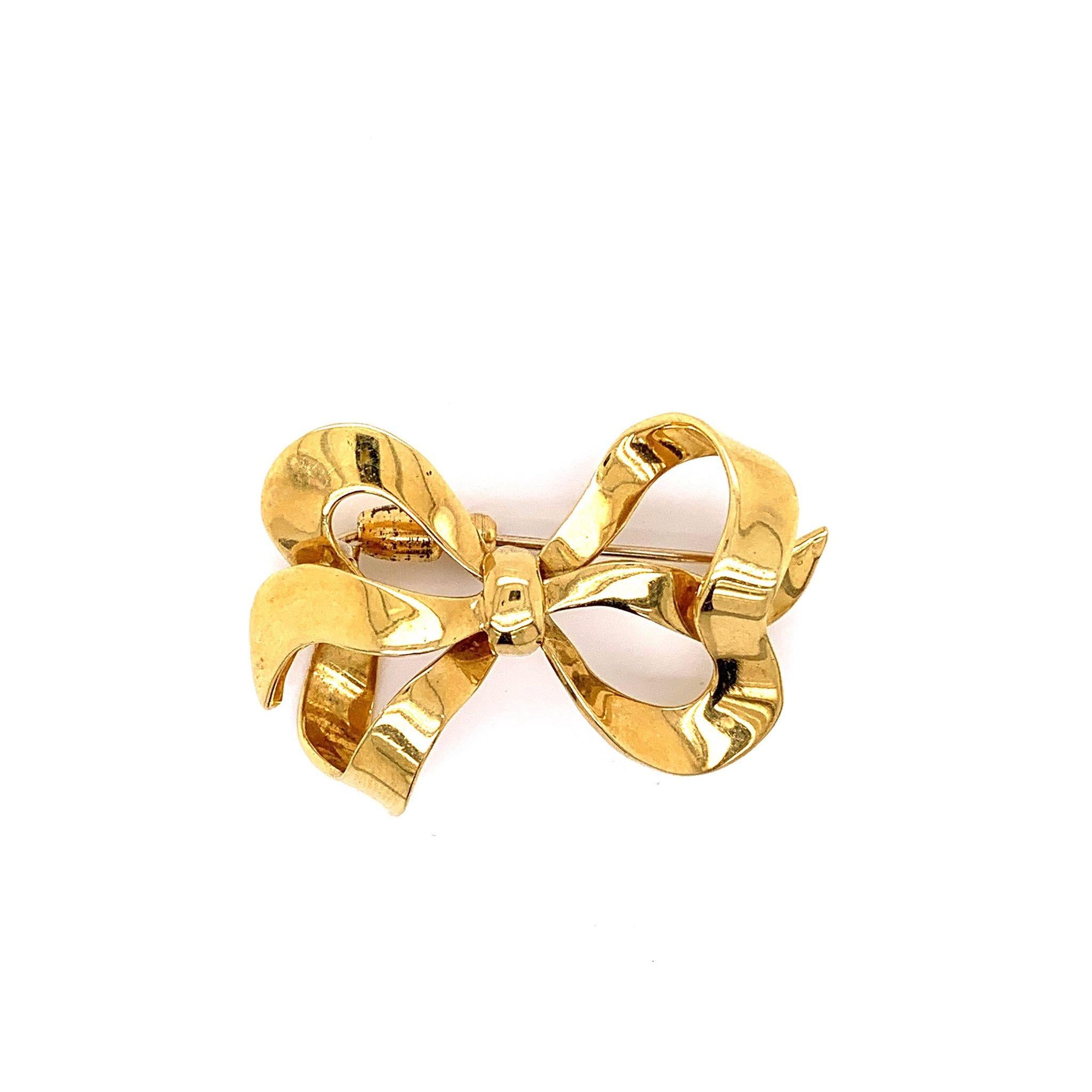 A lovely bow blowing in the wind. This Italian made piece is made in 18k yellow gold and has the style and workmanship one associates with Italian jewelry. A great addition to any outfit.

Dimensions: 1.50 x 1.10 inches