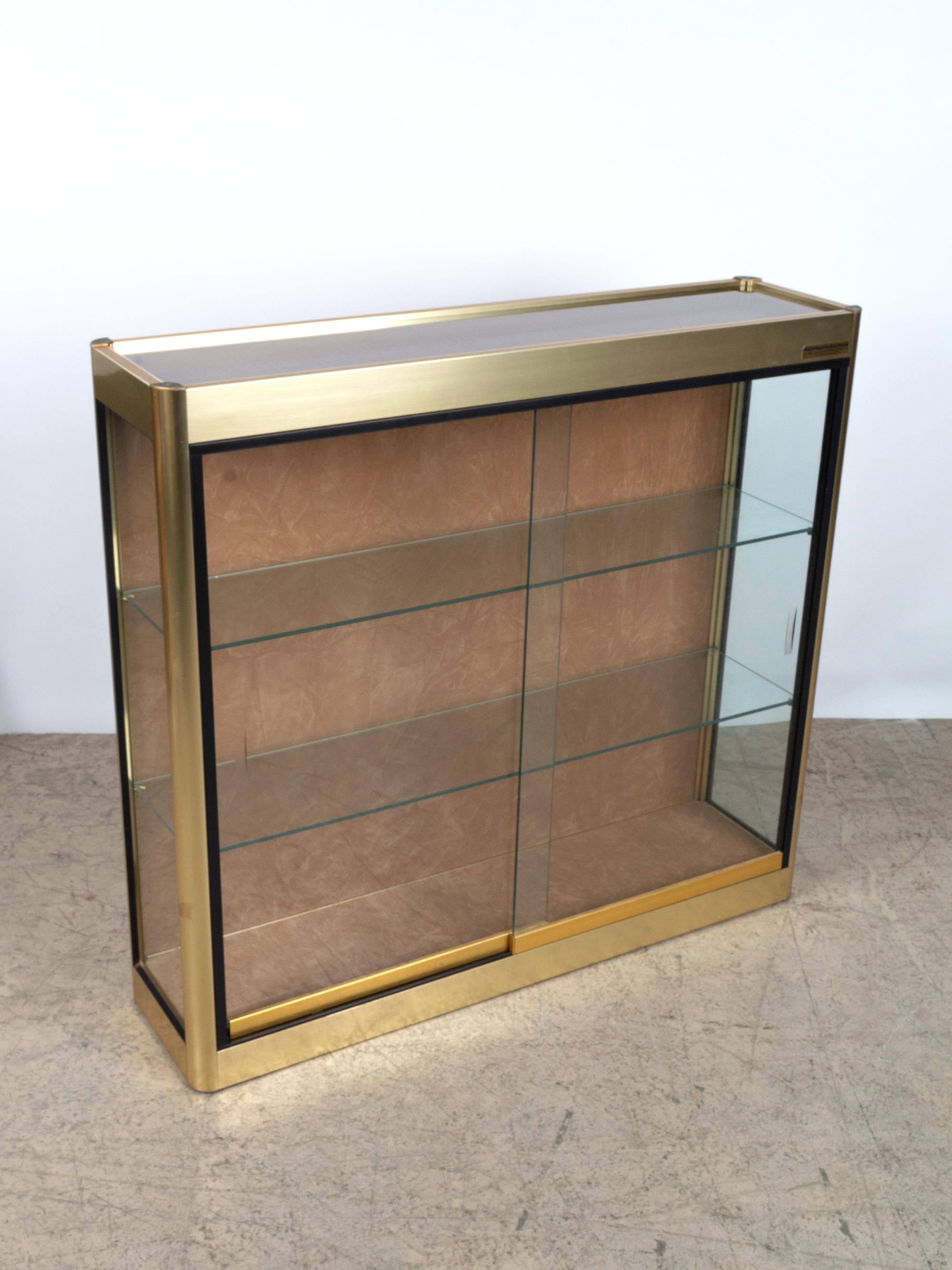 Italian Gold Display Cabinet or Vitrine, circa 1970 In Good Condition For Sale In London, GB
