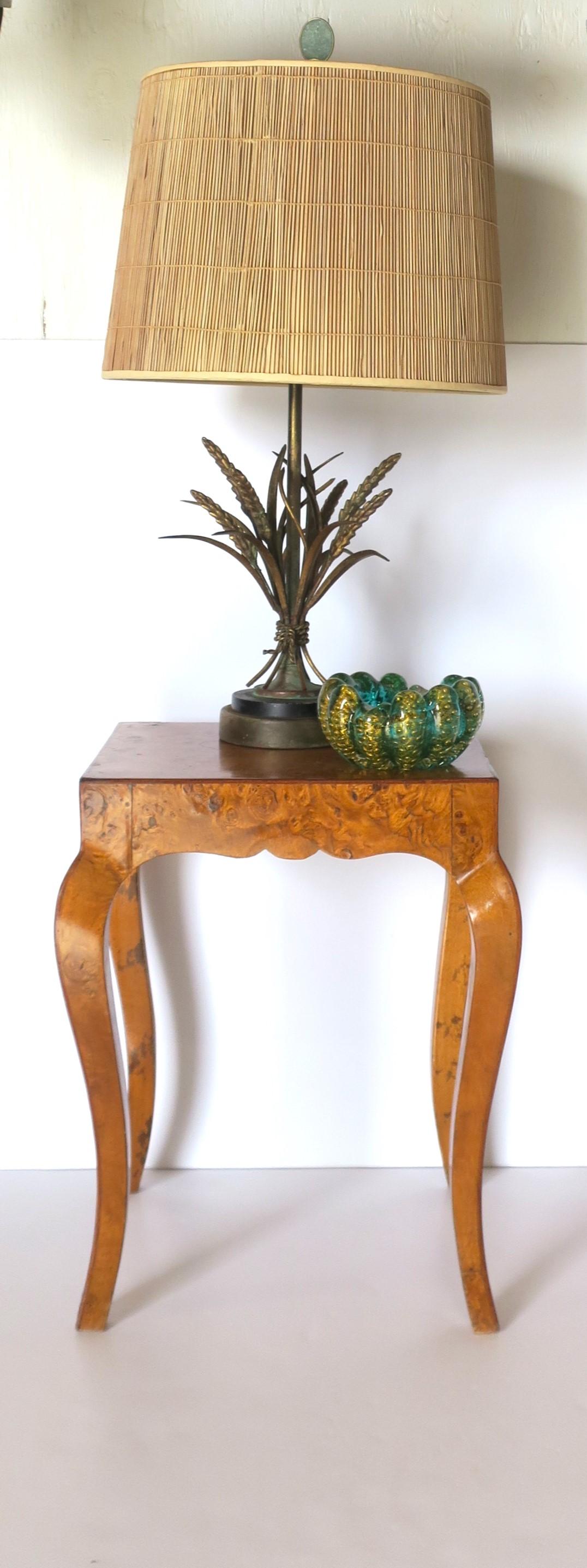 20ième siècle Lampe de table ou de bureau italienne en laiton doré et orné d'une gerbe de blé d'après la Maison Baguès en vente