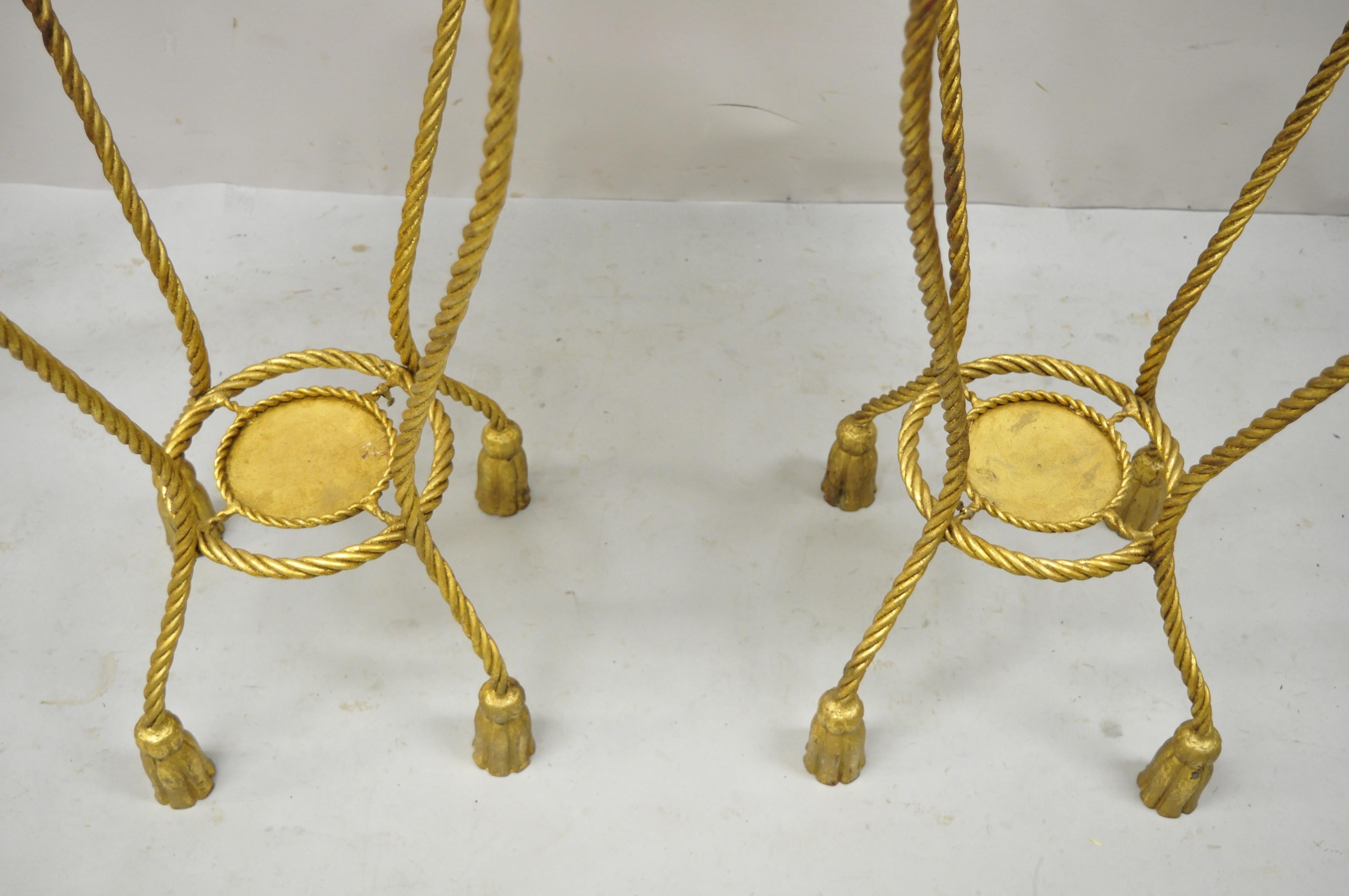 Italienischer italienischer Pflanzgefäßständer aus vergoldetem Eisen mit Marmorplatte und Seilquasten, Paar im Angebot 1