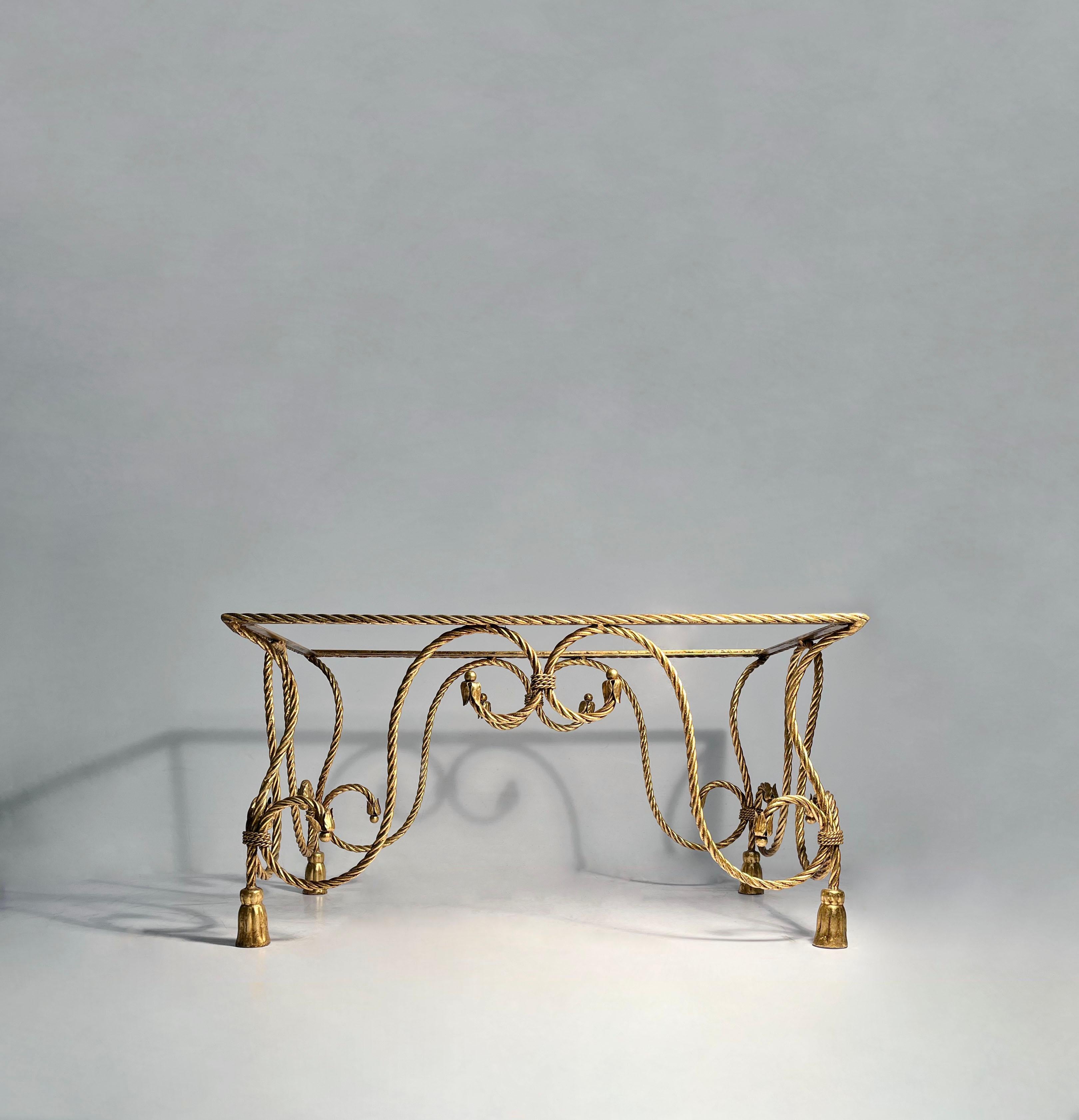 Attrayante table basse italienne à corde et glands dorés. Forme Elegante inhabituelle.

Livré avec un morceau de verre. 

Style régence hollywoodienne