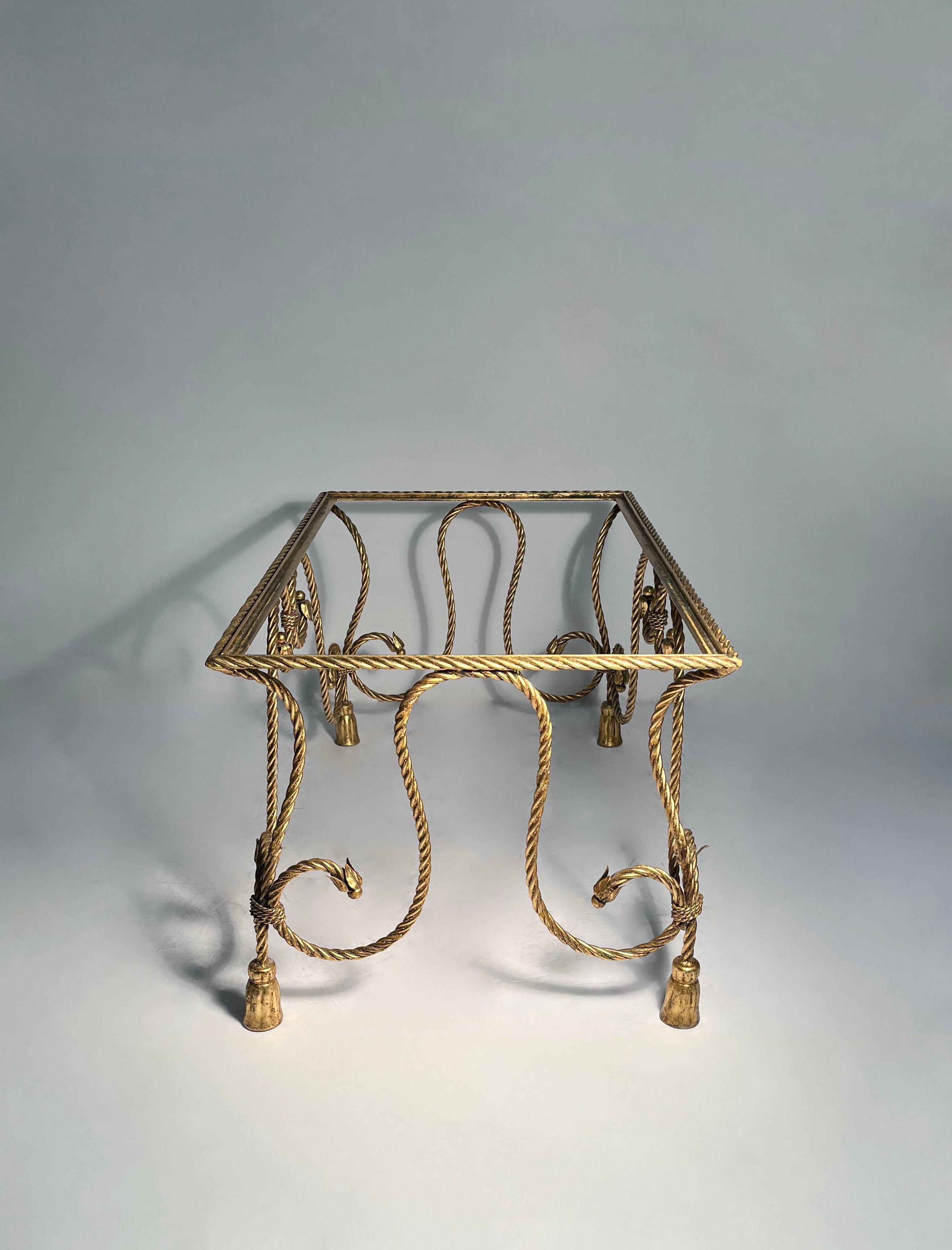Hollywood Regency Table basse italienne en corde et glands dorés en vente