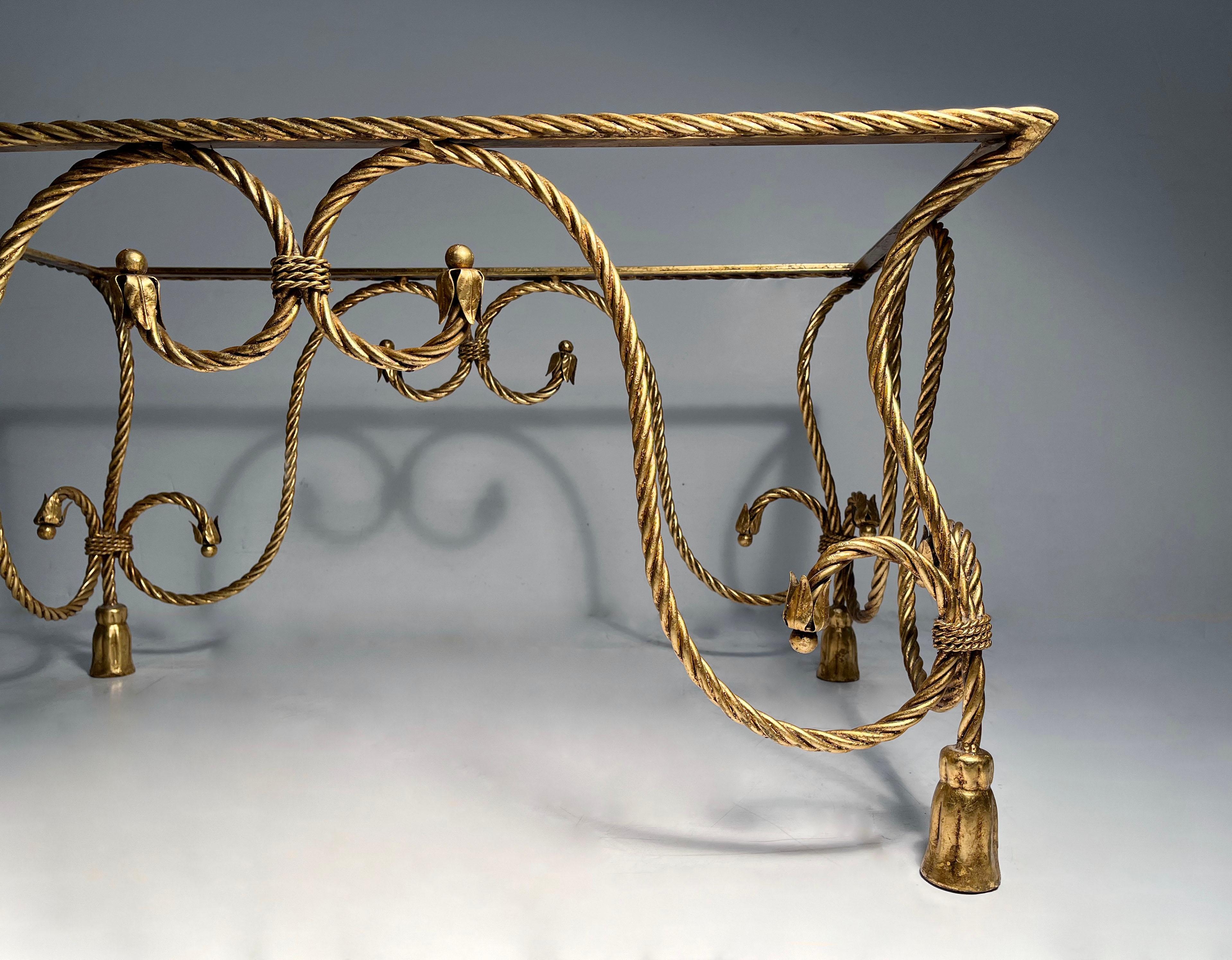 20ième siècle Table basse italienne en corde et glands dorés en vente