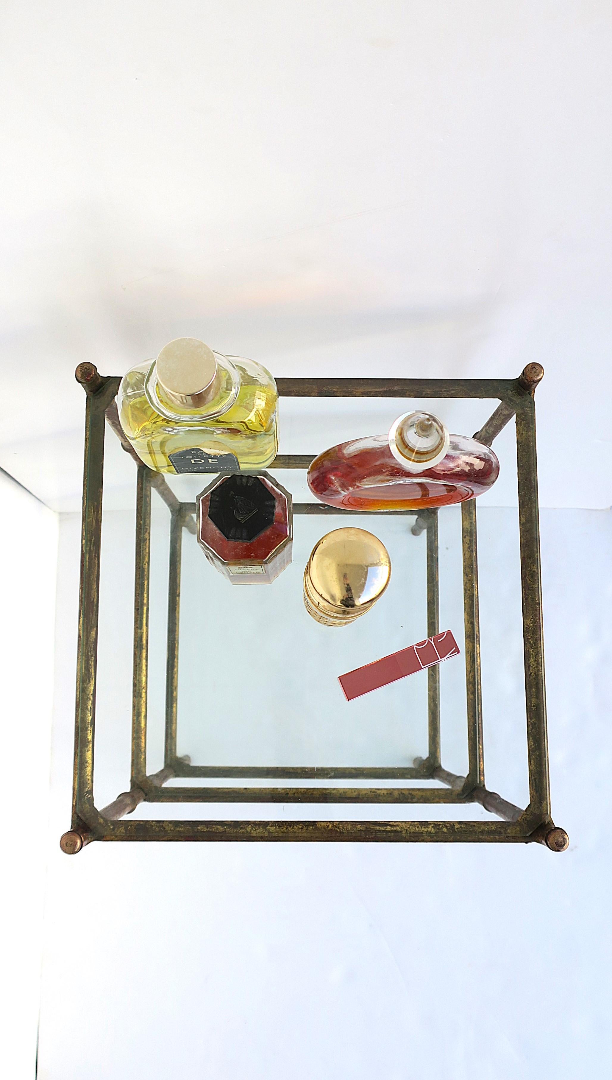 Stand italien doré avec étagères en verre Étagère en vente 4