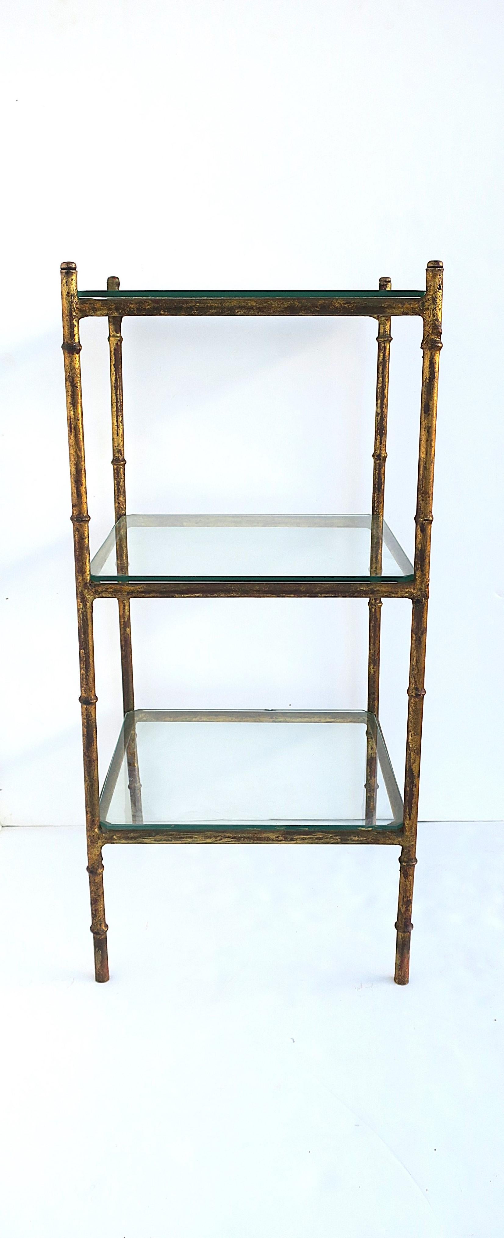 Étagère italienne en or doré avec étagères en verre, vers le début ou le milieu du XXe siècle, Italie. Le cadre est en métal doré avec un design en forme de bambou terminé par des étagères en verre aux coins effilés (un joli détail). Une belle pièce