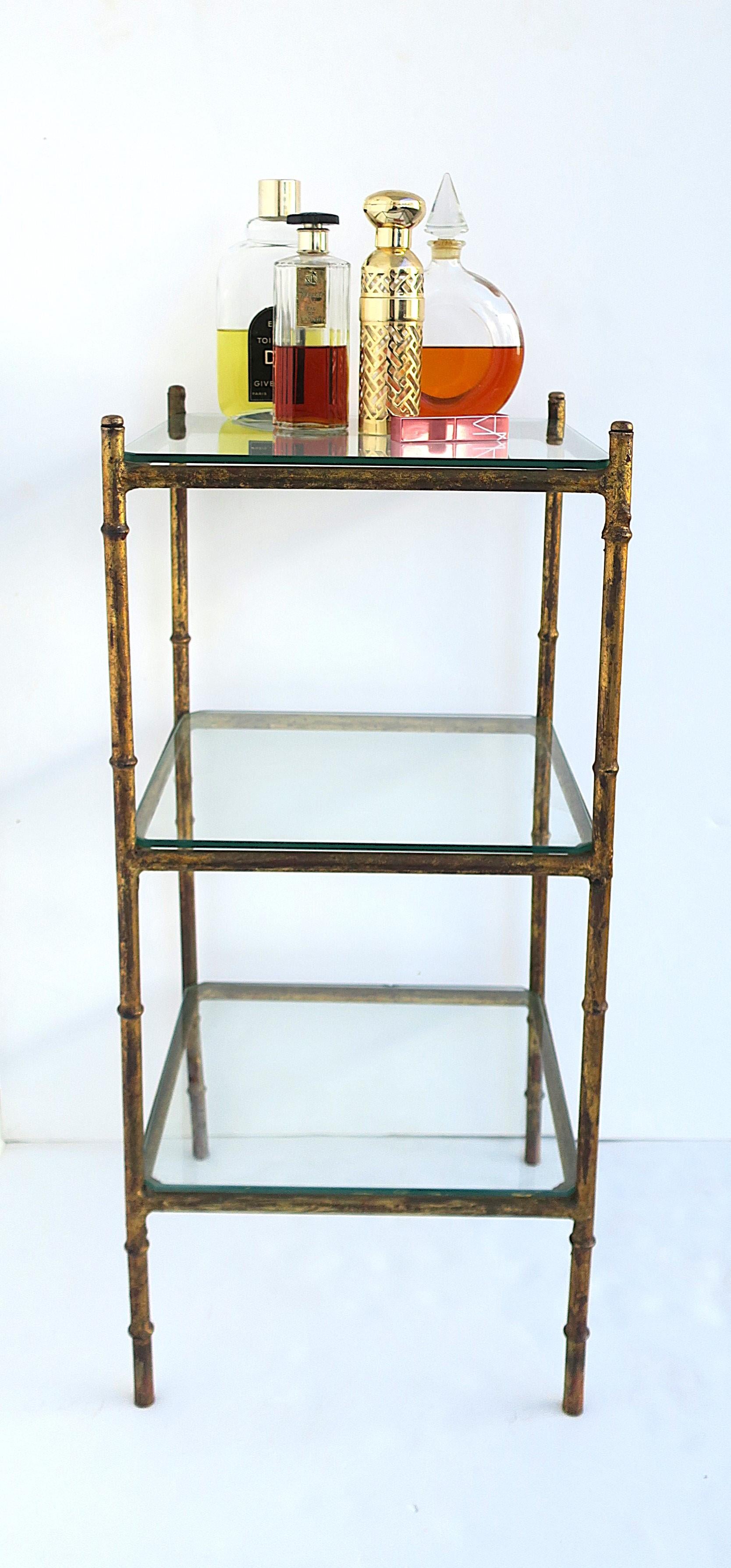 Stand italien doré avec étagères en verre Étagère Bon état - En vente à New York, NY