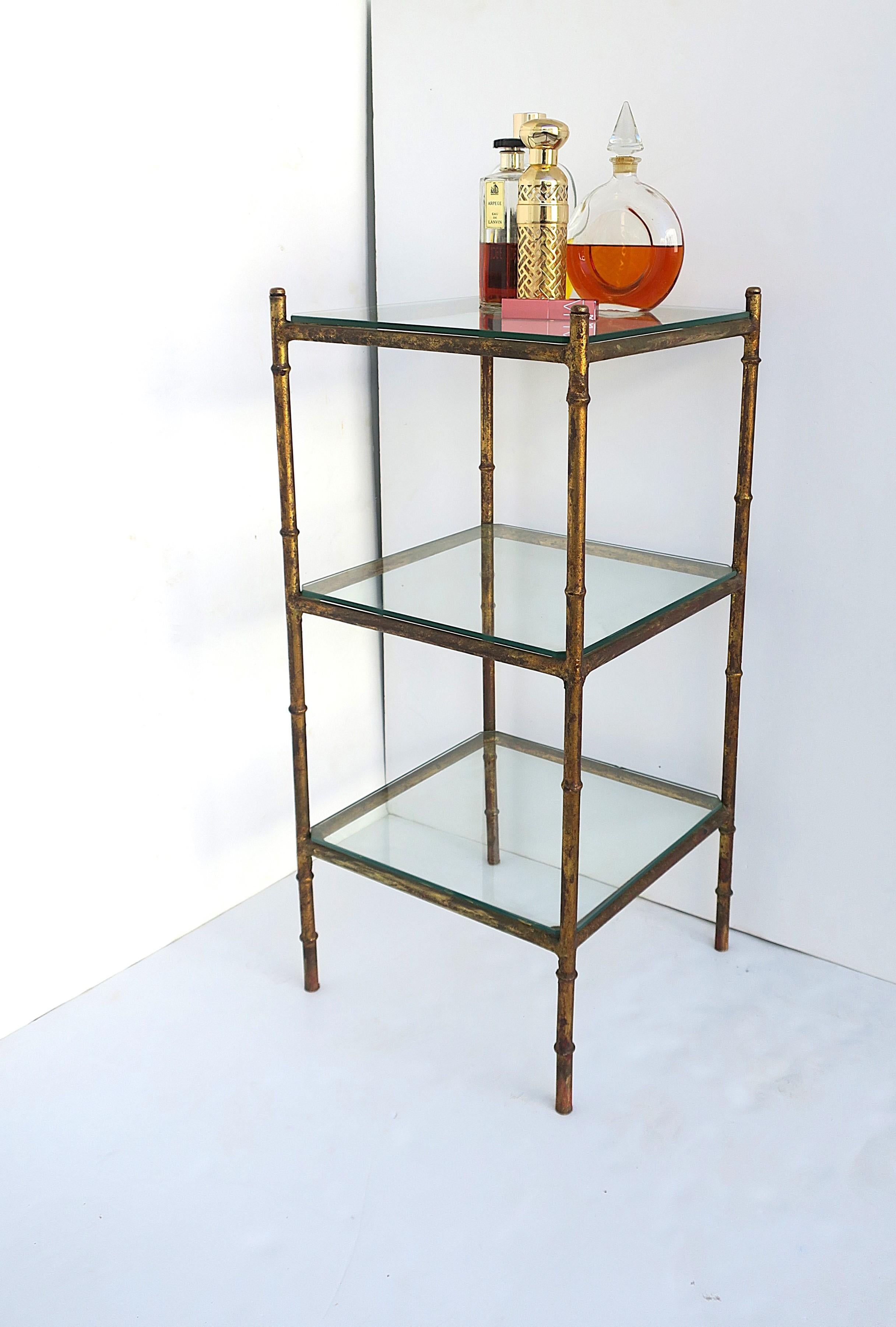 20ième siècle Stand italien doré avec étagères en verre Étagère en vente