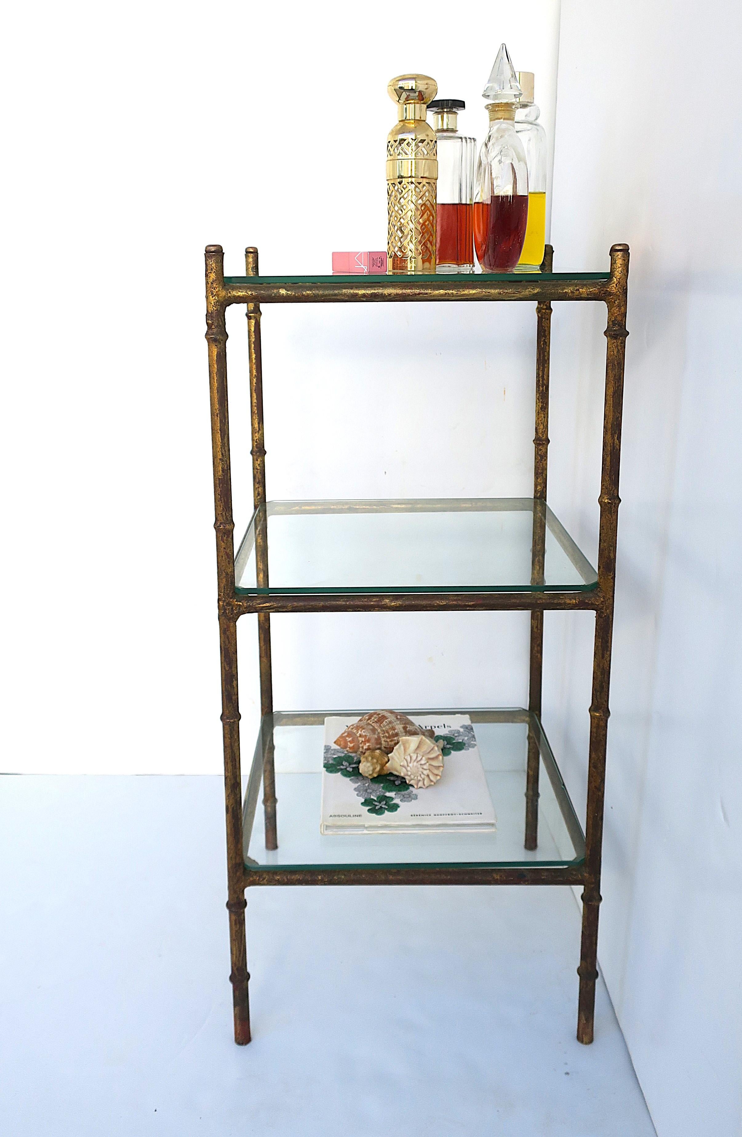 Stand italien doré avec étagères en verre Étagère en vente 3