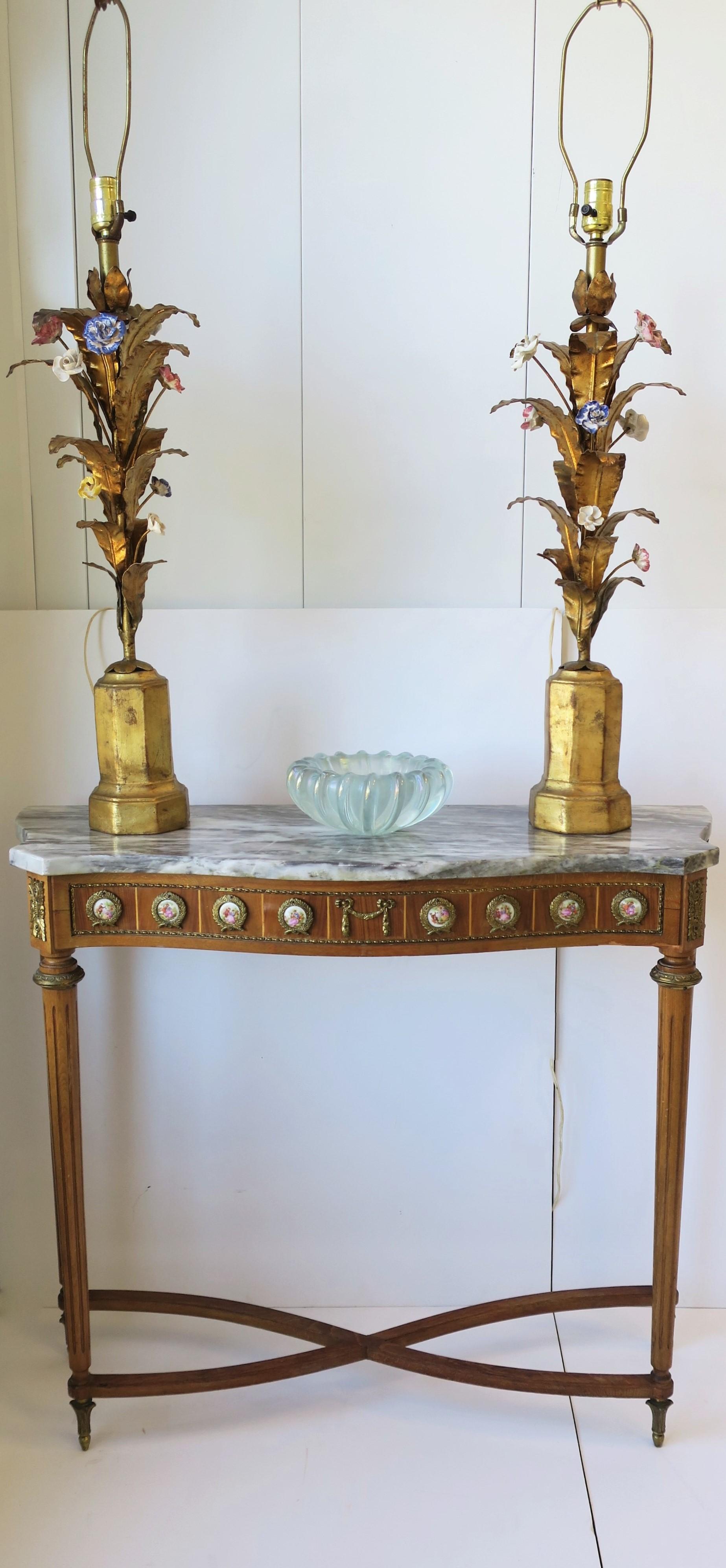 Hollywood Regency Paire de lampes de table italiennes en tôle dorée en vente