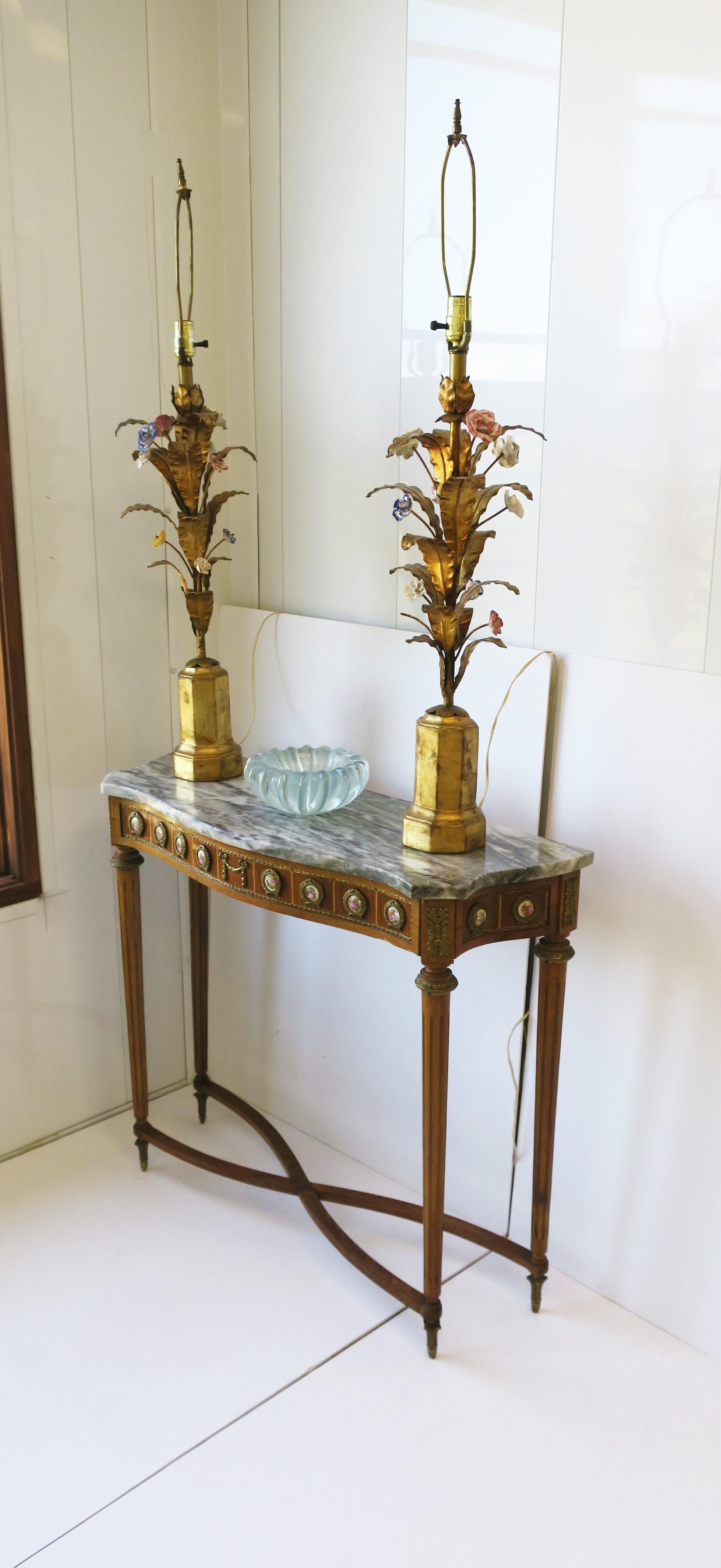 Doré Paire de lampes de table italiennes en tôle dorée en vente