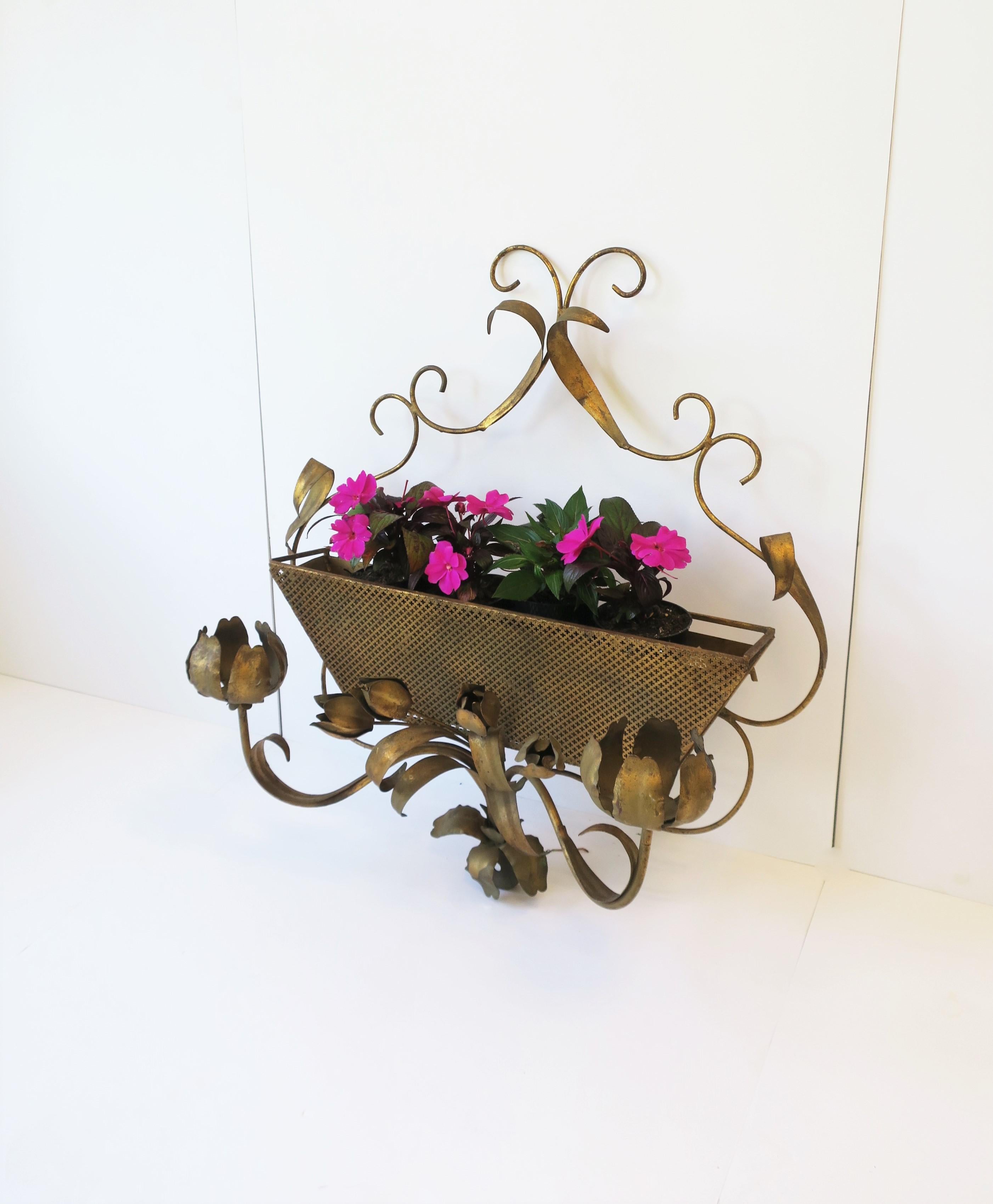 Italian Wall Planter Cachepot Jardinière Plants Flowers Garden Gold Gilt Tole  In Good Condition In New York, NY