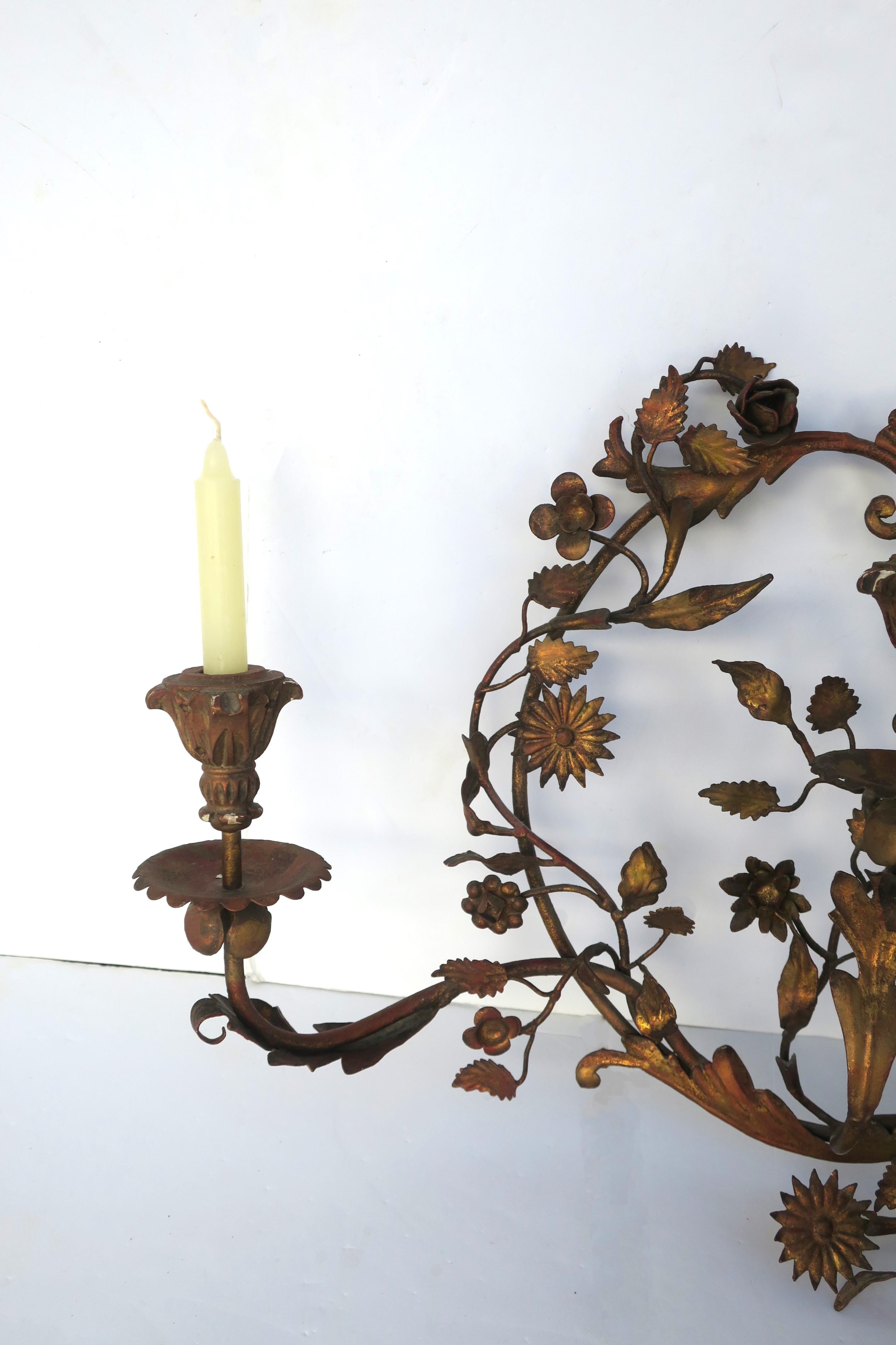 Italian Gold Gilt Tole Wall Sconce Candelabra with Birds and Leaves Rococo Style In Good Condition For Sale In New York, NY