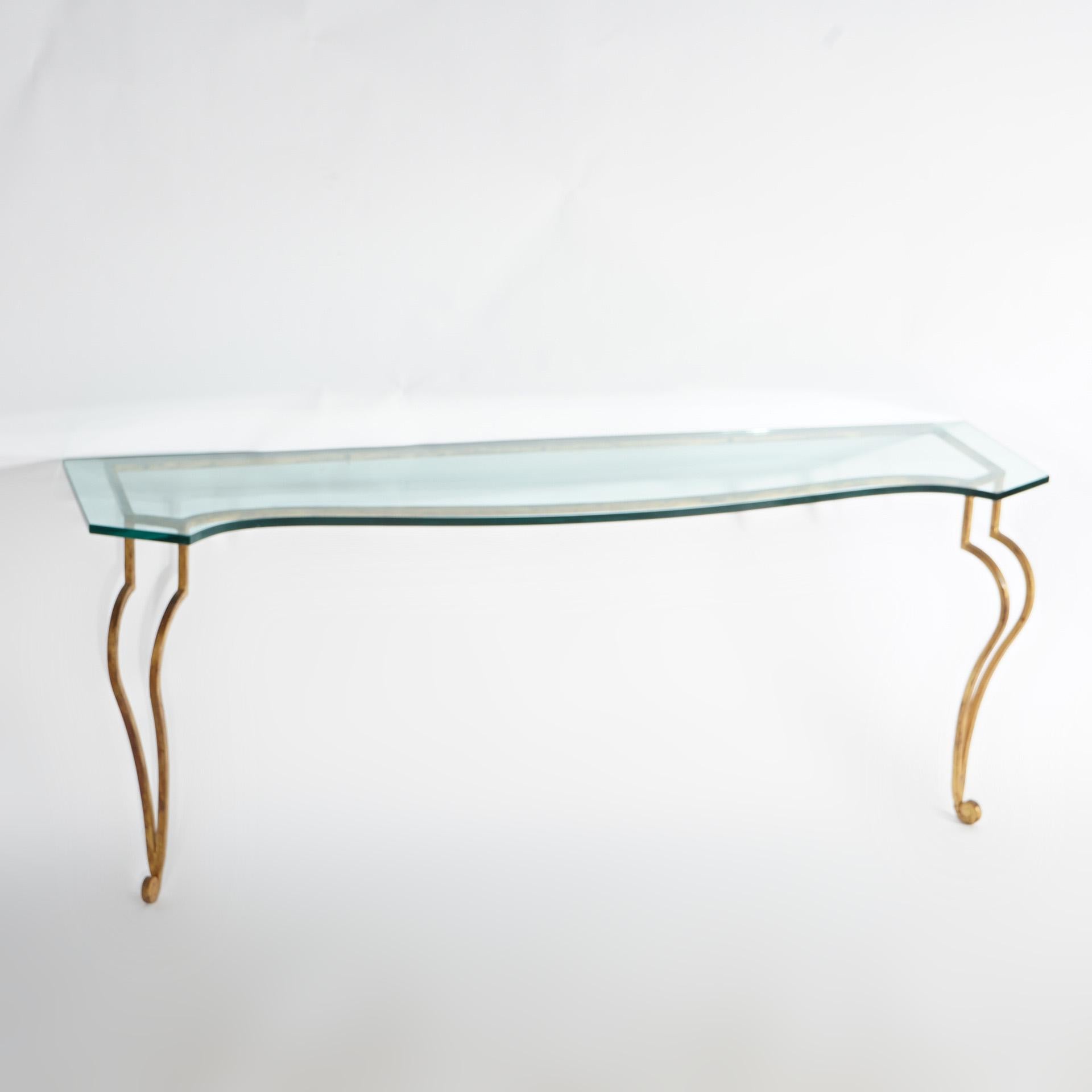An Italian wall console table offers gilt wrought iron frame with scrolled cabriole legs and shaped glass top, 20th century

Measures - 28.25