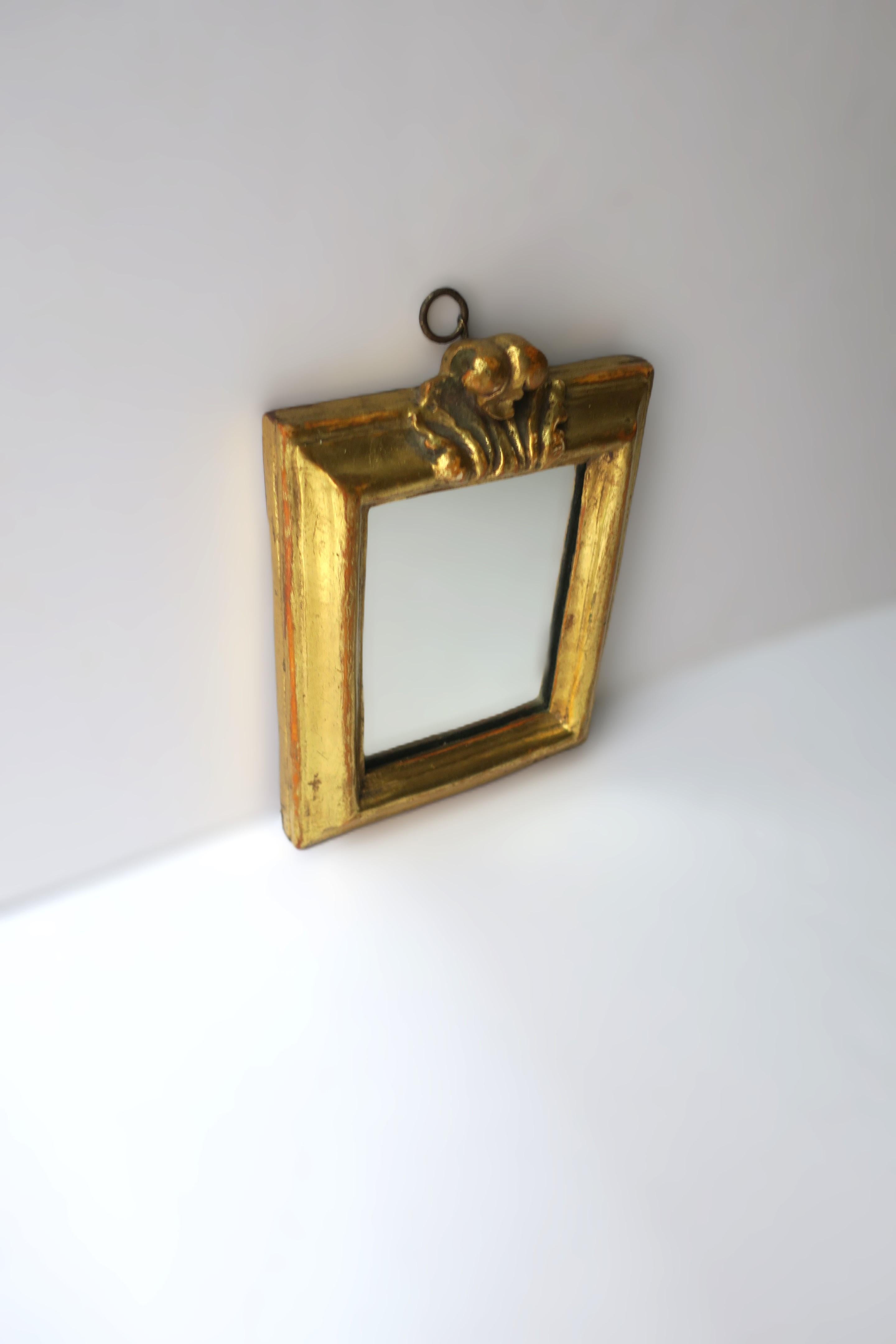 Or Miroir mural italien en bois doré, petit en vente