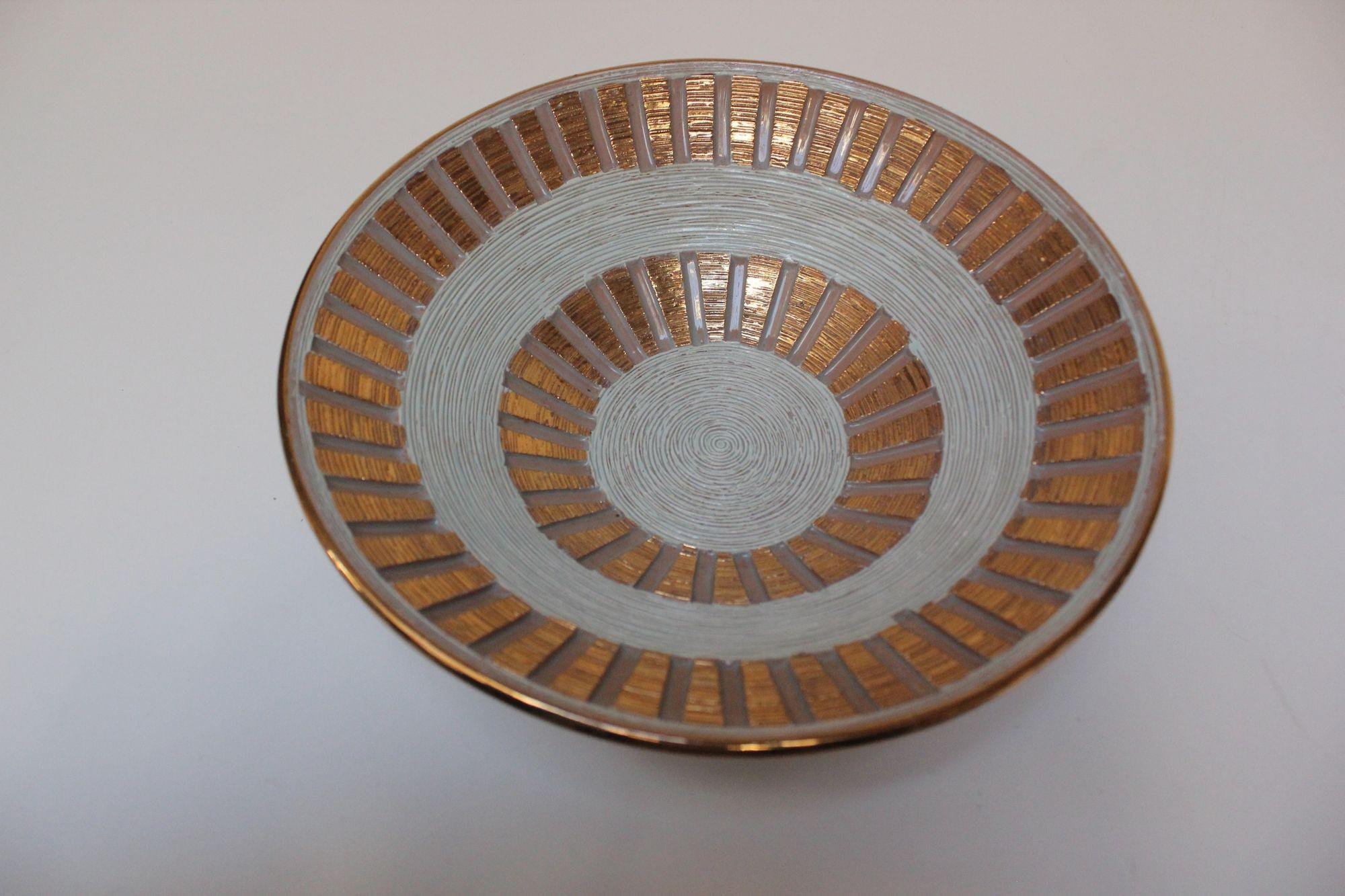 Glamorous vintage ceramic bowl/charger with incised design and hand-painted gold accents designed by Fratelli Fanciullacci for Elbee (ca. 1950s, ltaly).
The etched sgraffito linear pattern reveals the taupe base under the matte off white/ almost