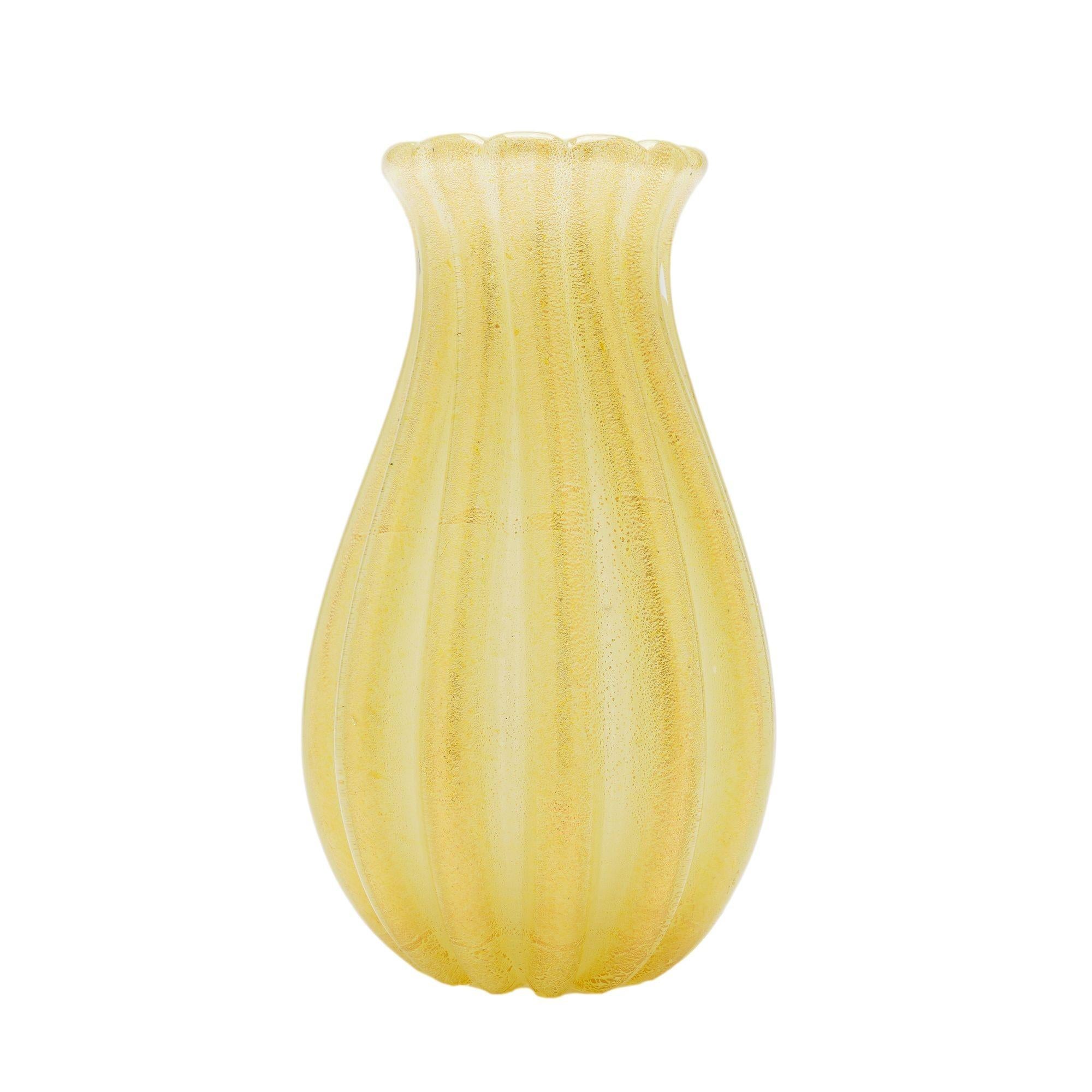 Vaso in vetro soffiato e costolato a forma di pera, infuso con foglia d'oro e con fondo smerigliato e lucidato. Nello stile della gamma 