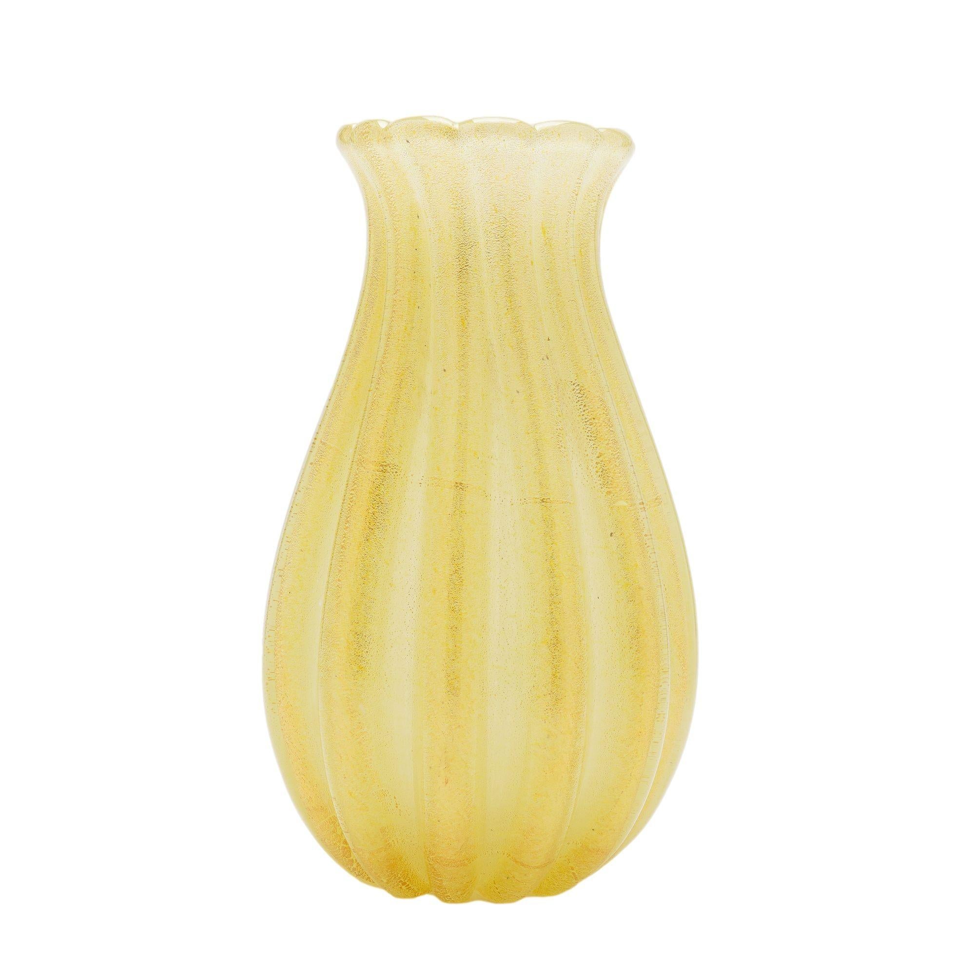 Italiano Vaso italiano in vetro soffiato infuso d'oro, anni '50 circa in vendita