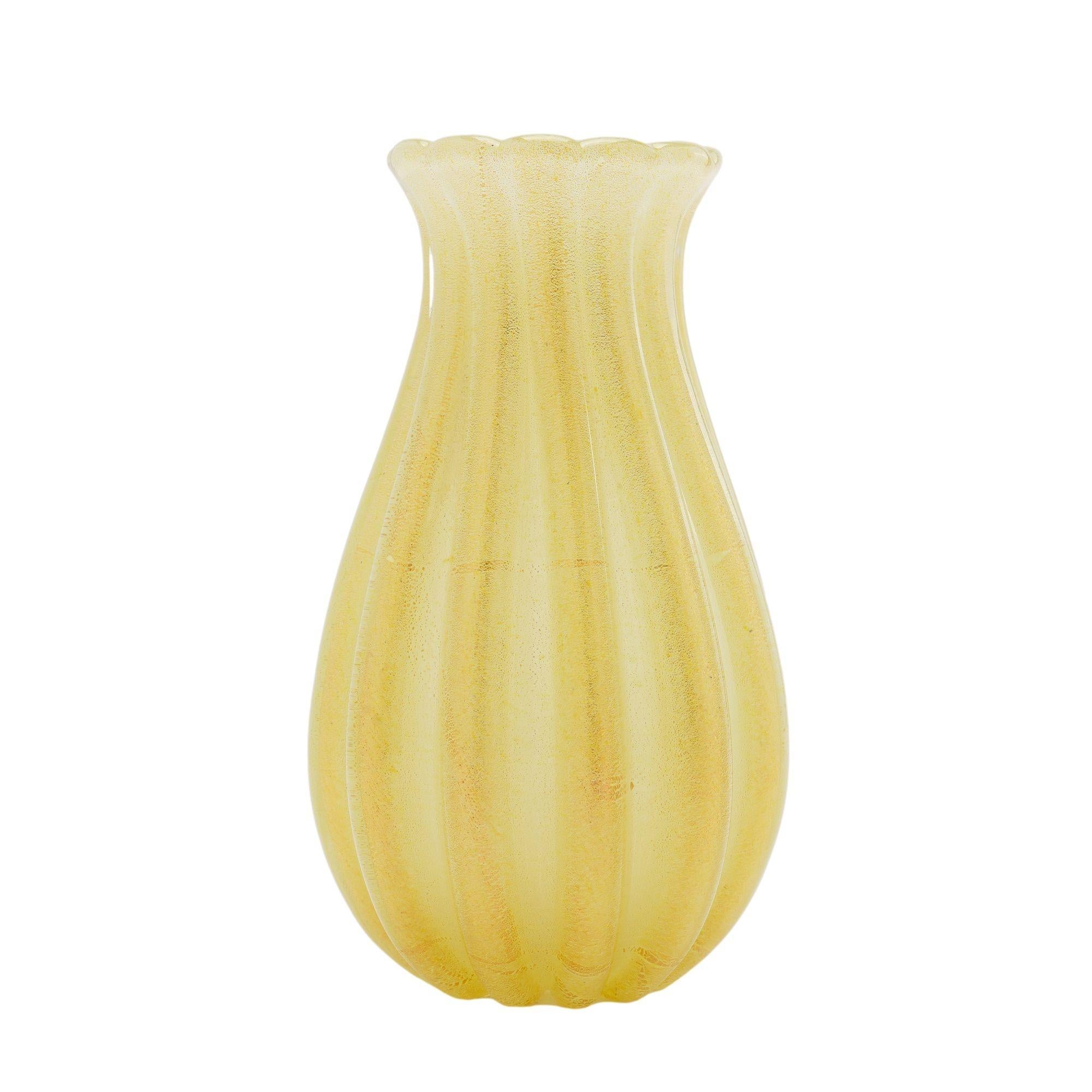 Vaso italiano in vetro soffiato infuso d'oro, anni '50 circa In condizioni buone in vendita a Kenilworth, IL