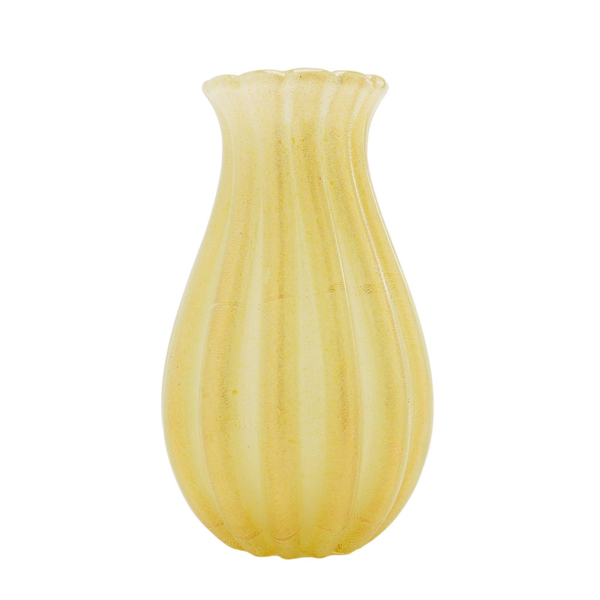 XX secolo Vaso italiano in vetro soffiato infuso d'oro, anni '50 circa in vendita