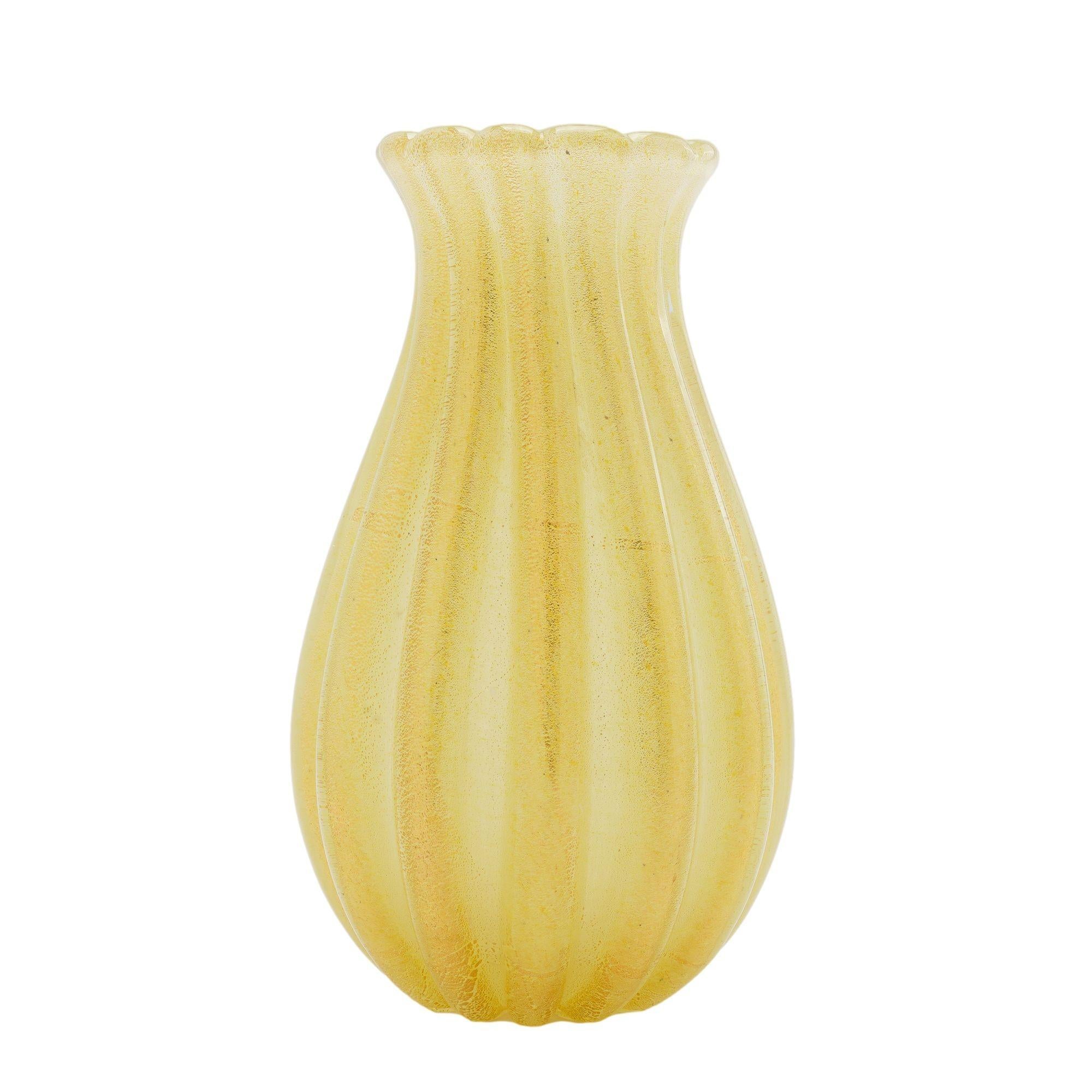Vetro soffiato Vaso italiano in vetro soffiato infuso d'oro, anni '50 circa in vendita
