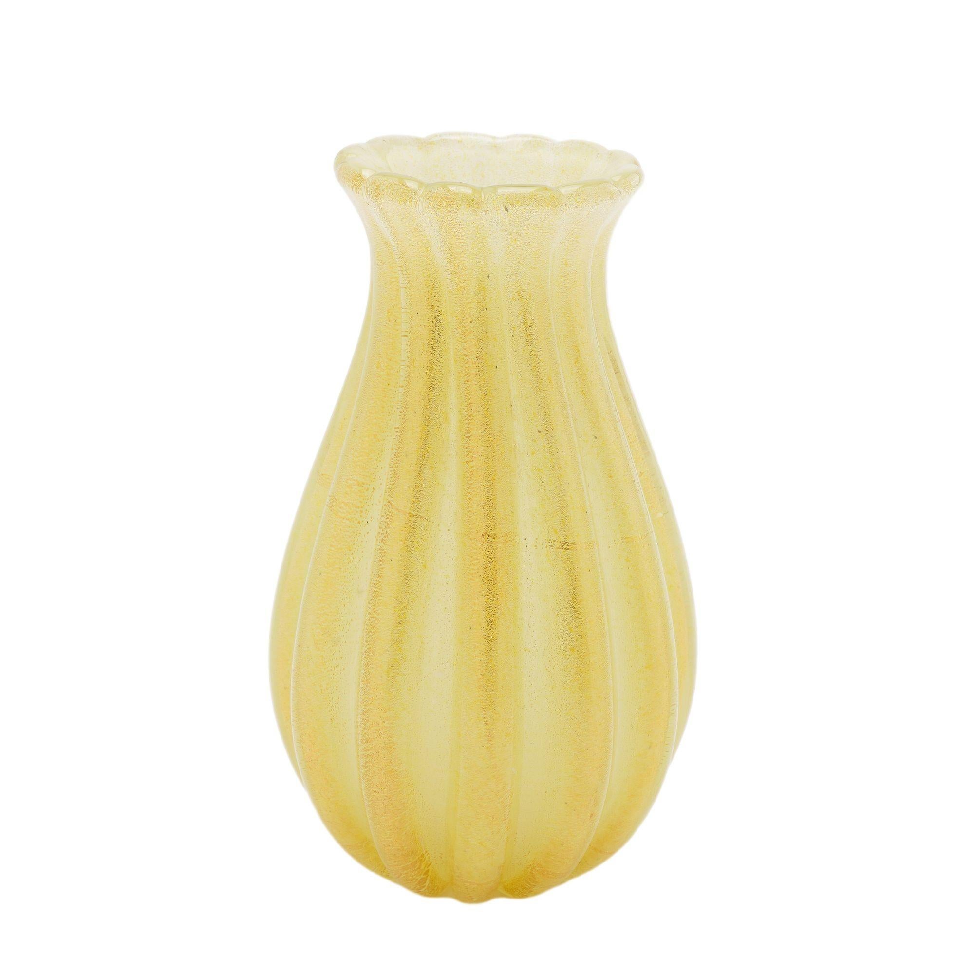 Vaso italiano in vetro soffiato infuso d'oro, anni '50 circa in vendita 1