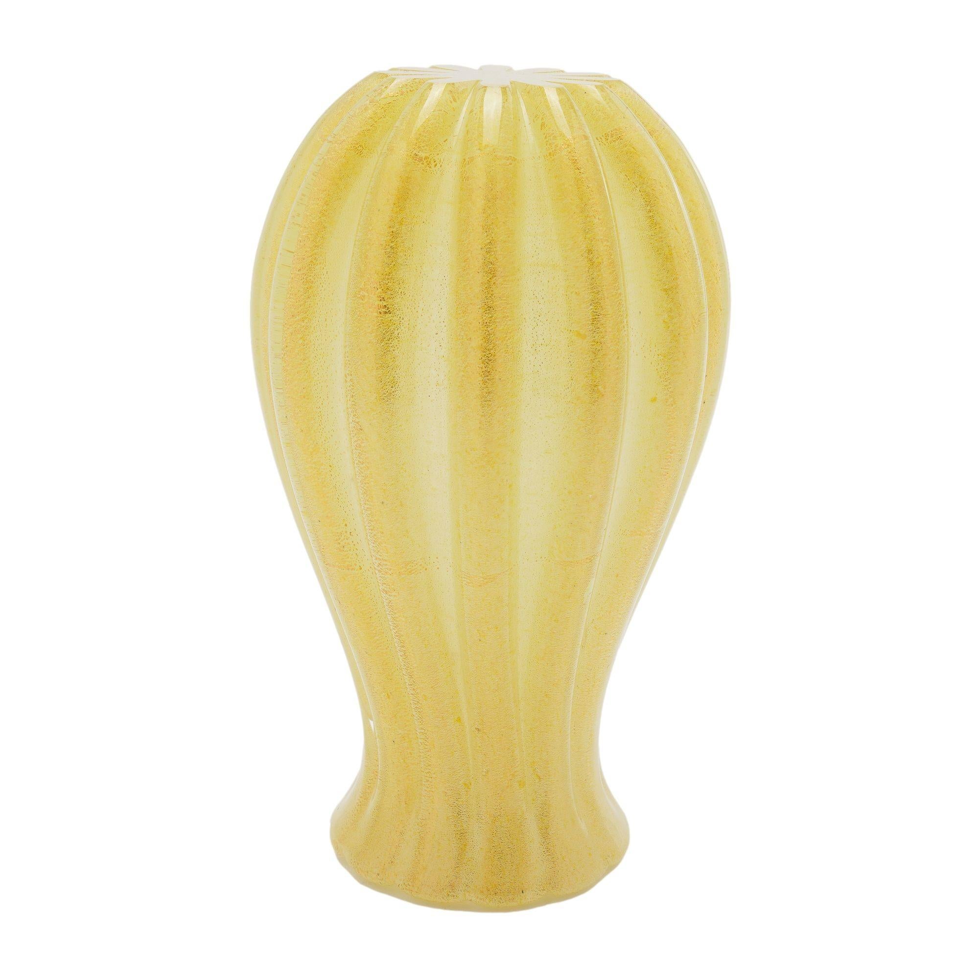 Vaso italiano in vetro soffiato infuso d'oro, anni '50 circa in vendita 2