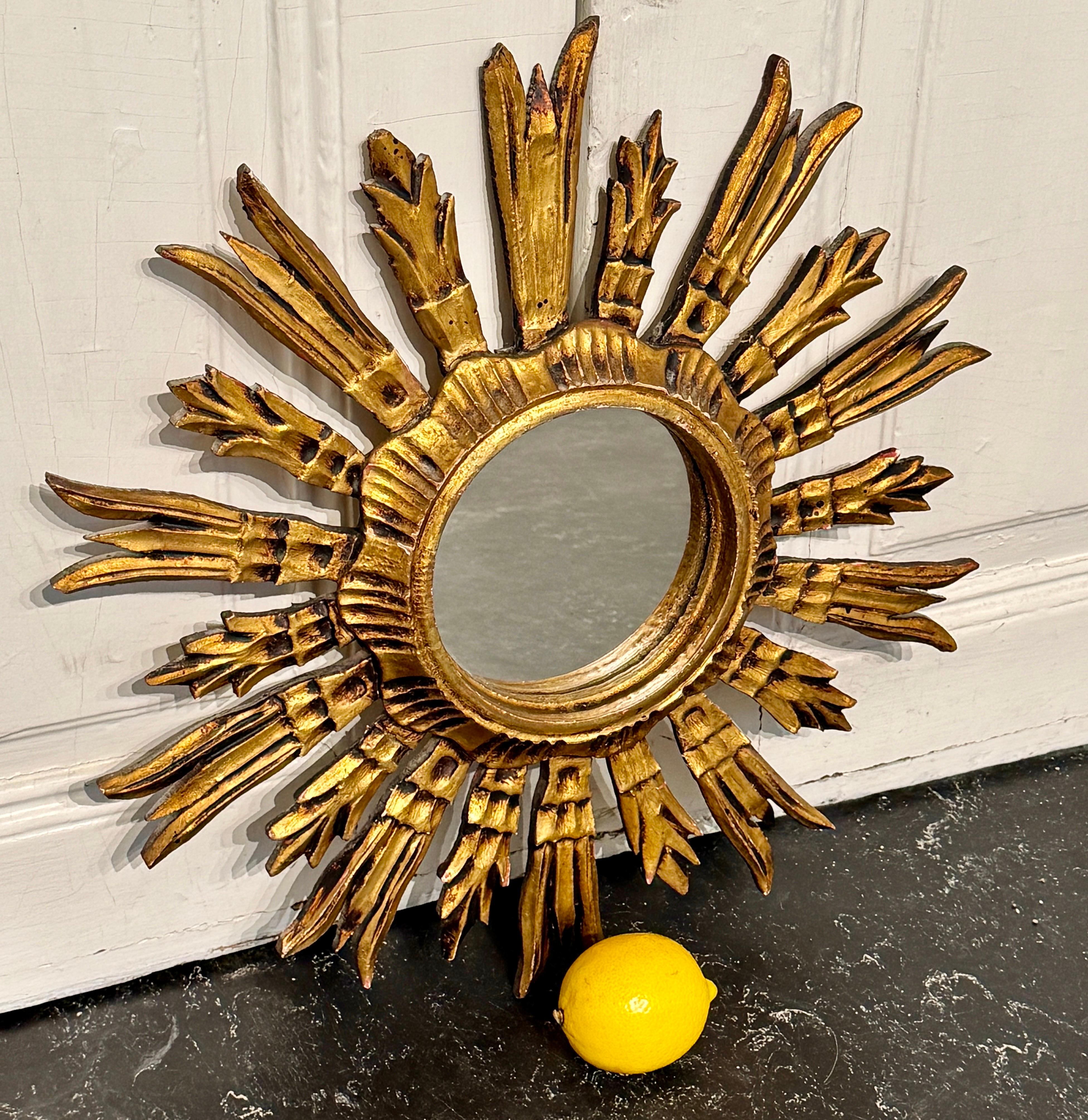 Ein charmanter italienischer Sunburst-Wandspiegel aus den 1960er Jahren mit einer Größe von 18,5