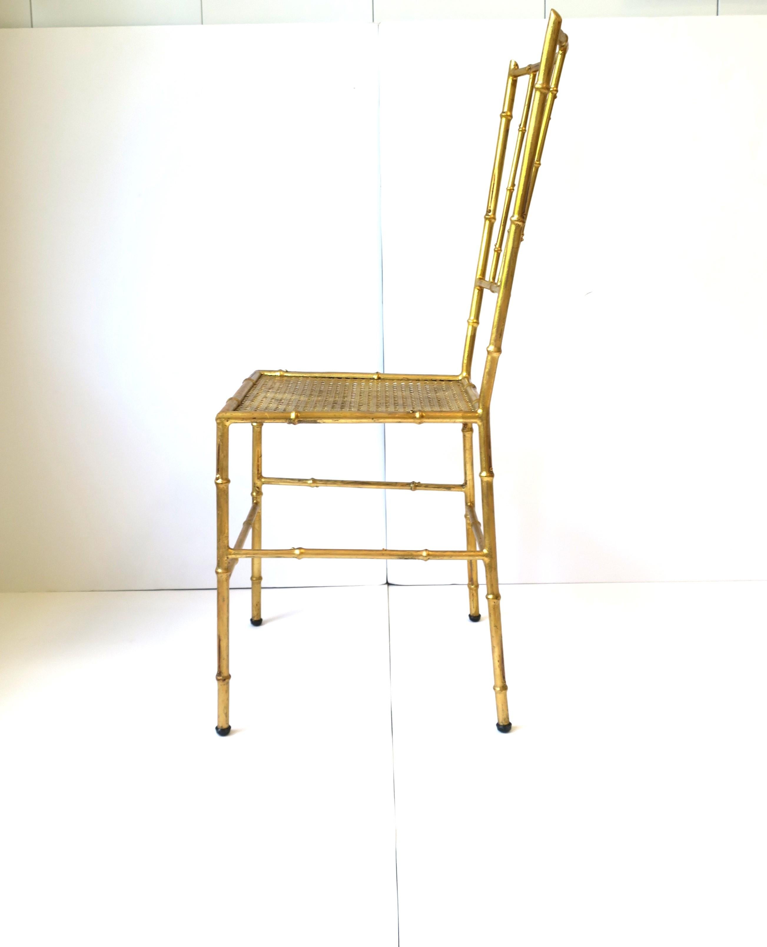 Italienischer italienischer Schreibtisch-, Ess- oder Beistellstuhl aus Goldmetall, Schilfrohr und Bambus (Vergoldet) im Angebot