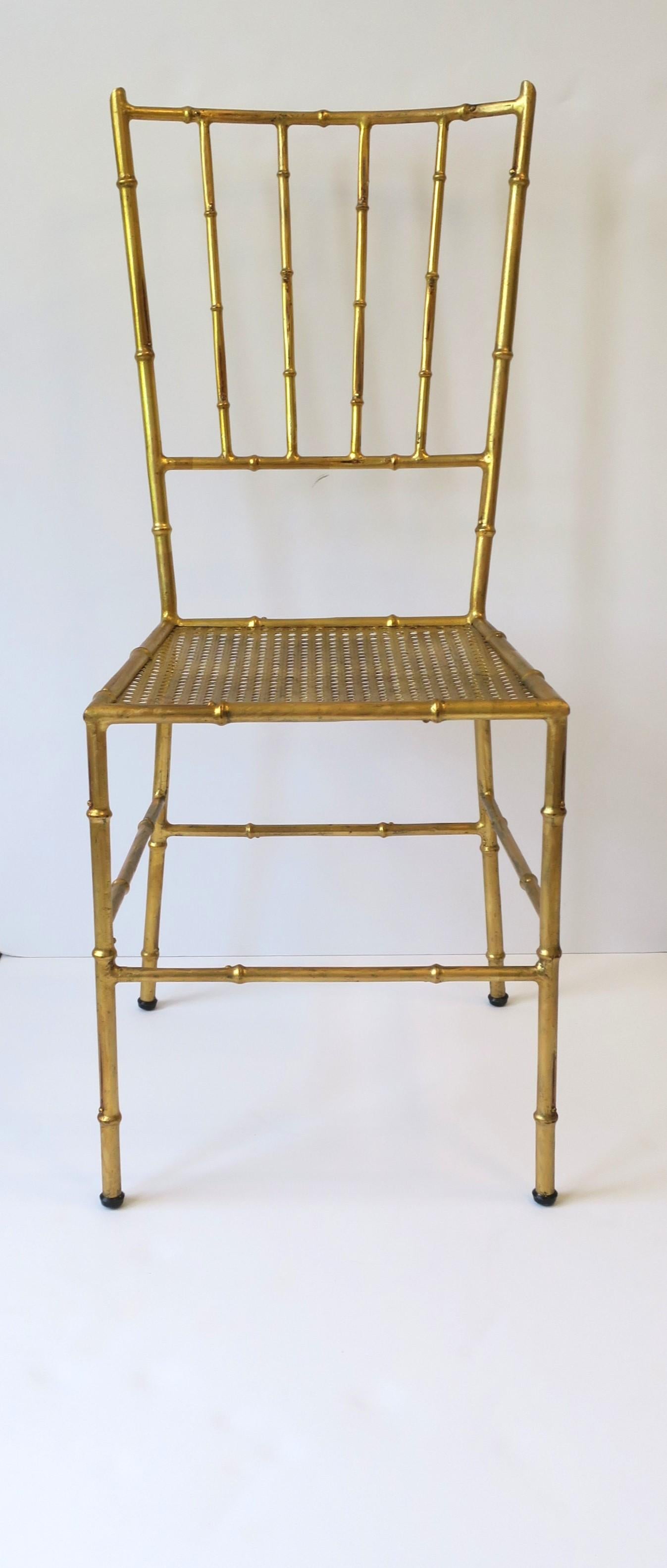 Italienischer italienischer Schreibtisch-, Ess- oder Beistellstuhl aus Goldmetall, Schilfrohr und Bambus (Mitte des 20. Jahrhunderts) im Angebot