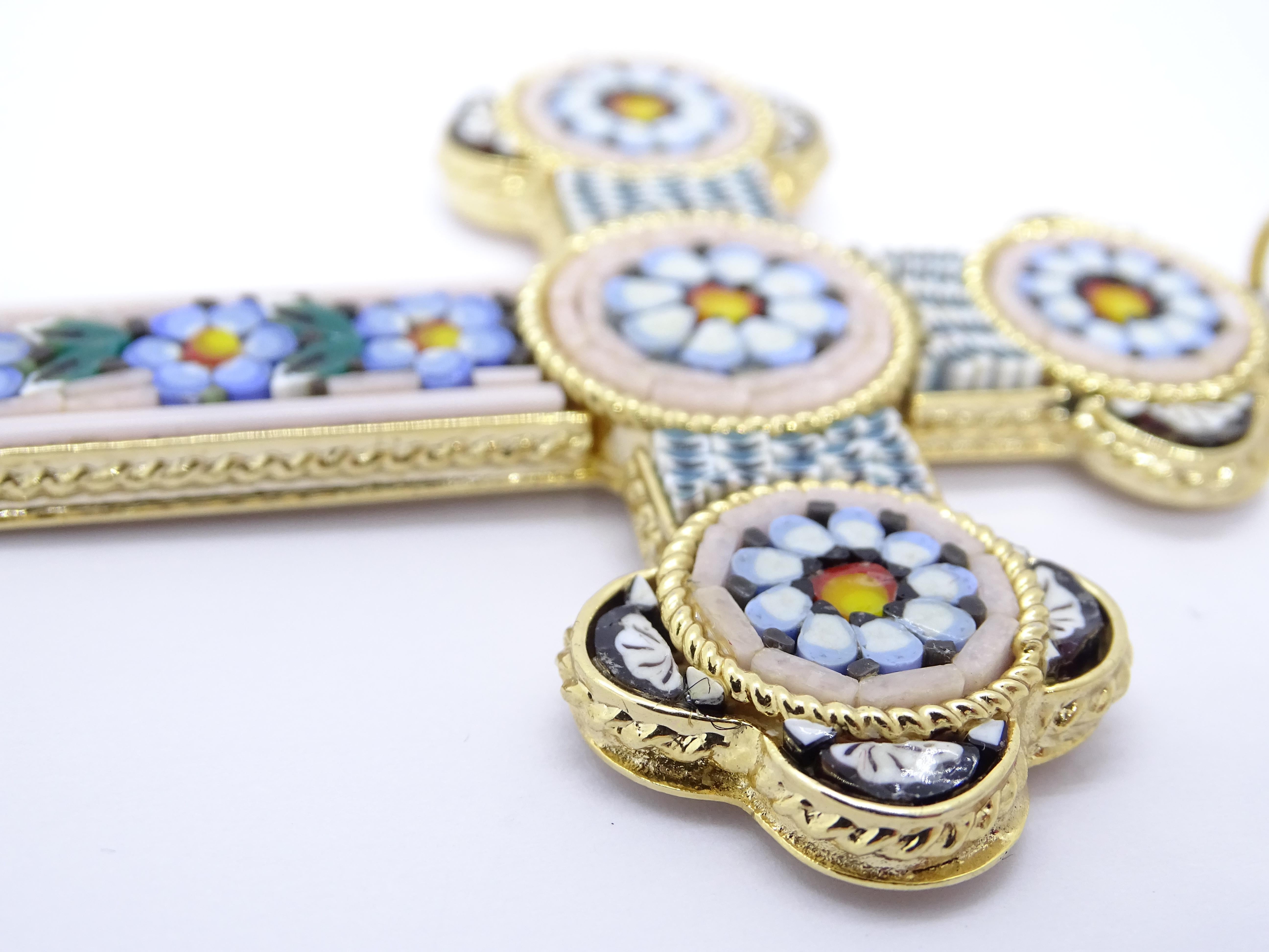 Metal dorado italiano Cruz trilobulada ramas florales Cristal de Murano micromosaico 8