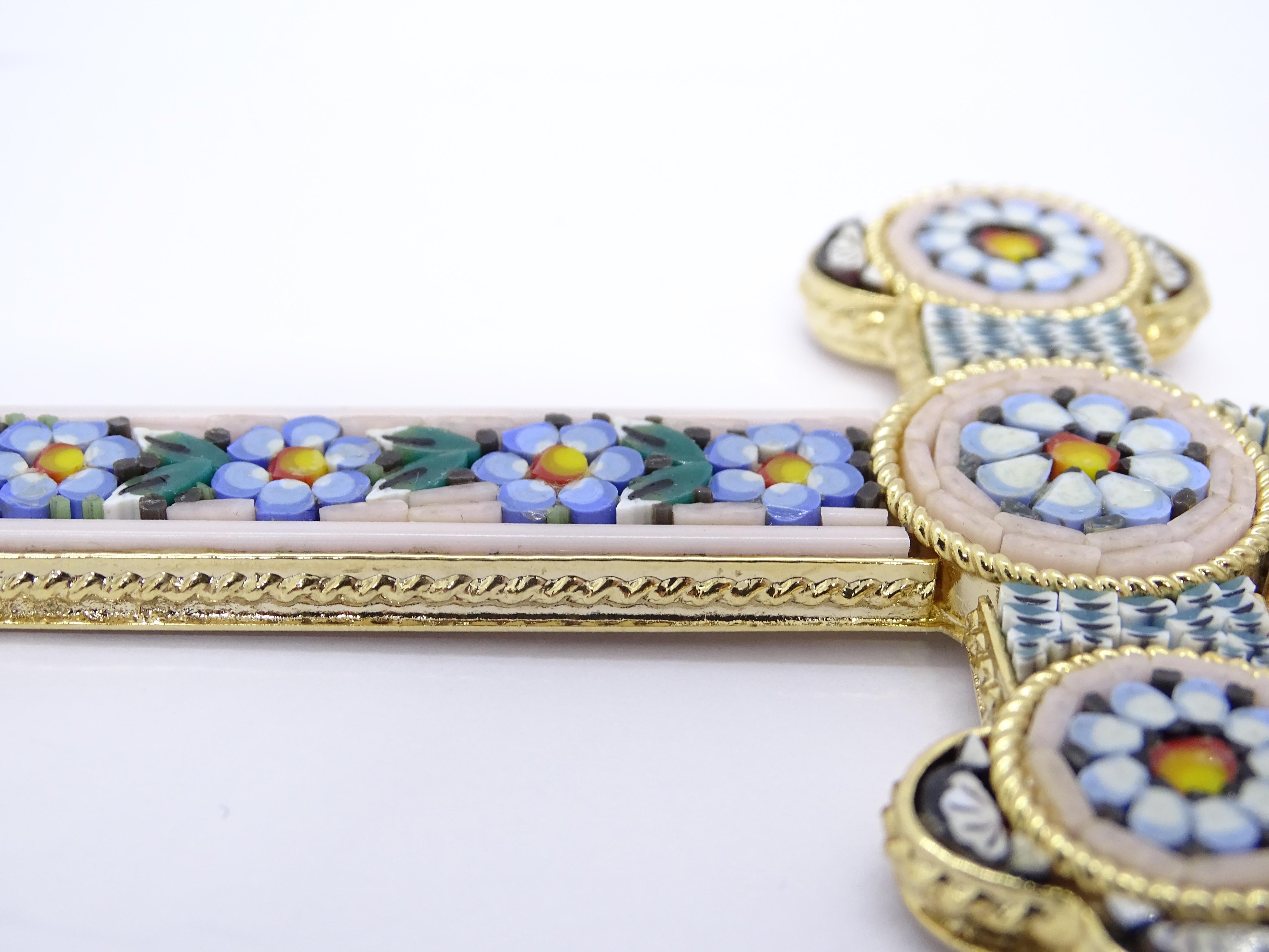 Metal dorado italiano Cruz trilobulada ramas florales Cristal de Murano micromosaico 9