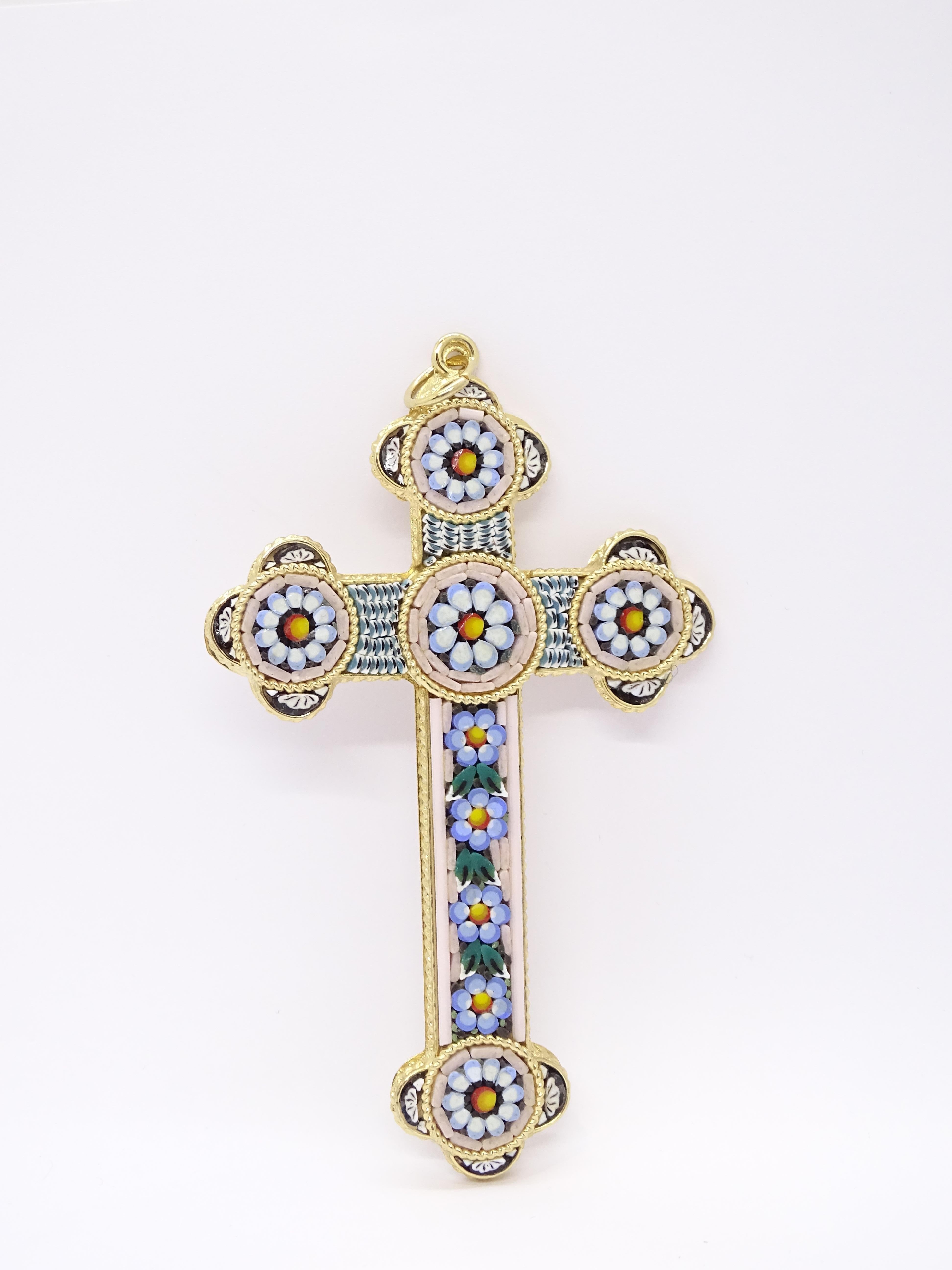 Metal dorado italiano Cruz trilobulada ramas florales Cristal de Murano micromosaico Corte mixto