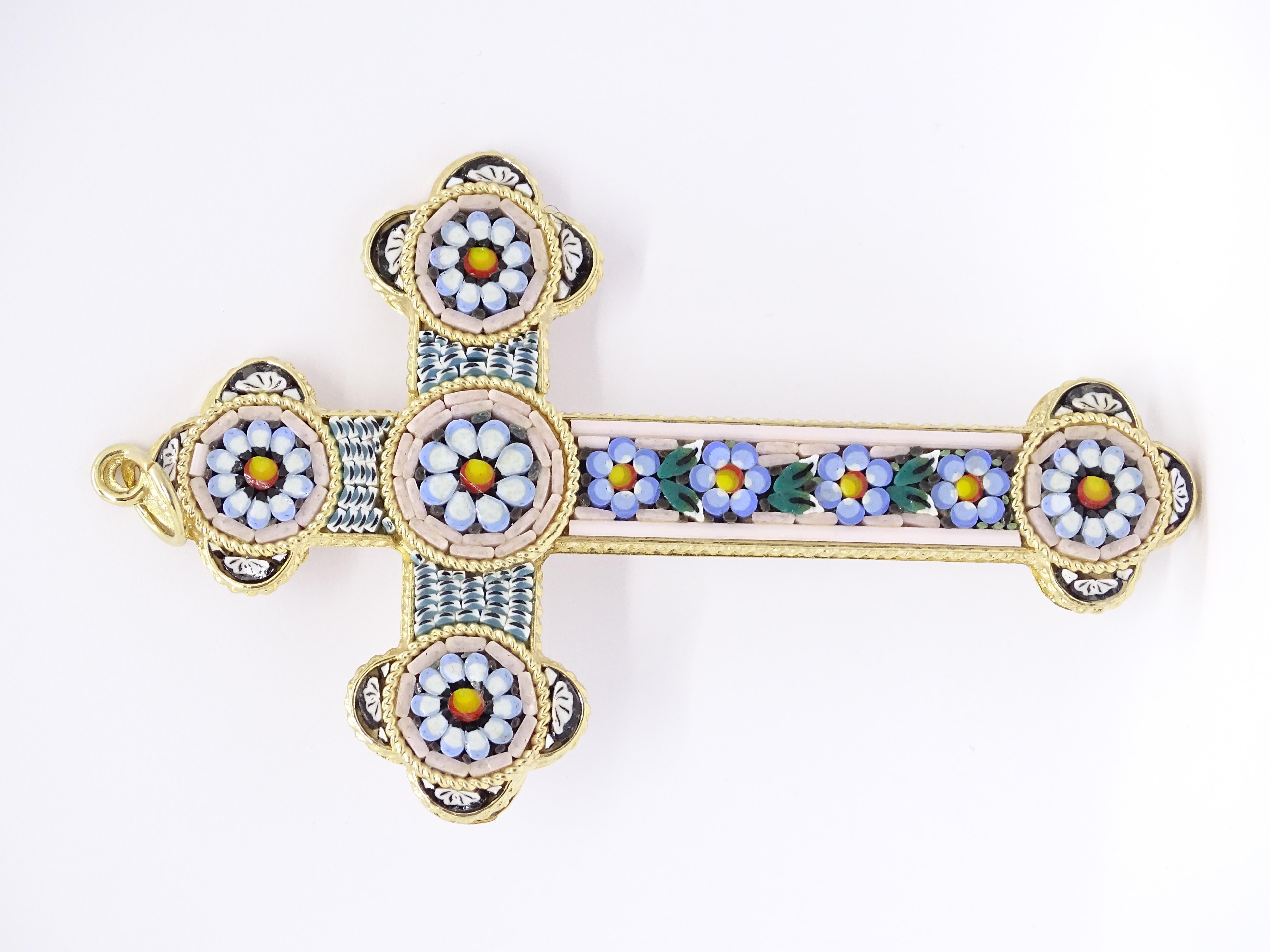 Metal dorado italiano Cruz trilobulada ramas florales Cristal de Murano micromosaico en Bueno Estado en VALLADOLID, ES