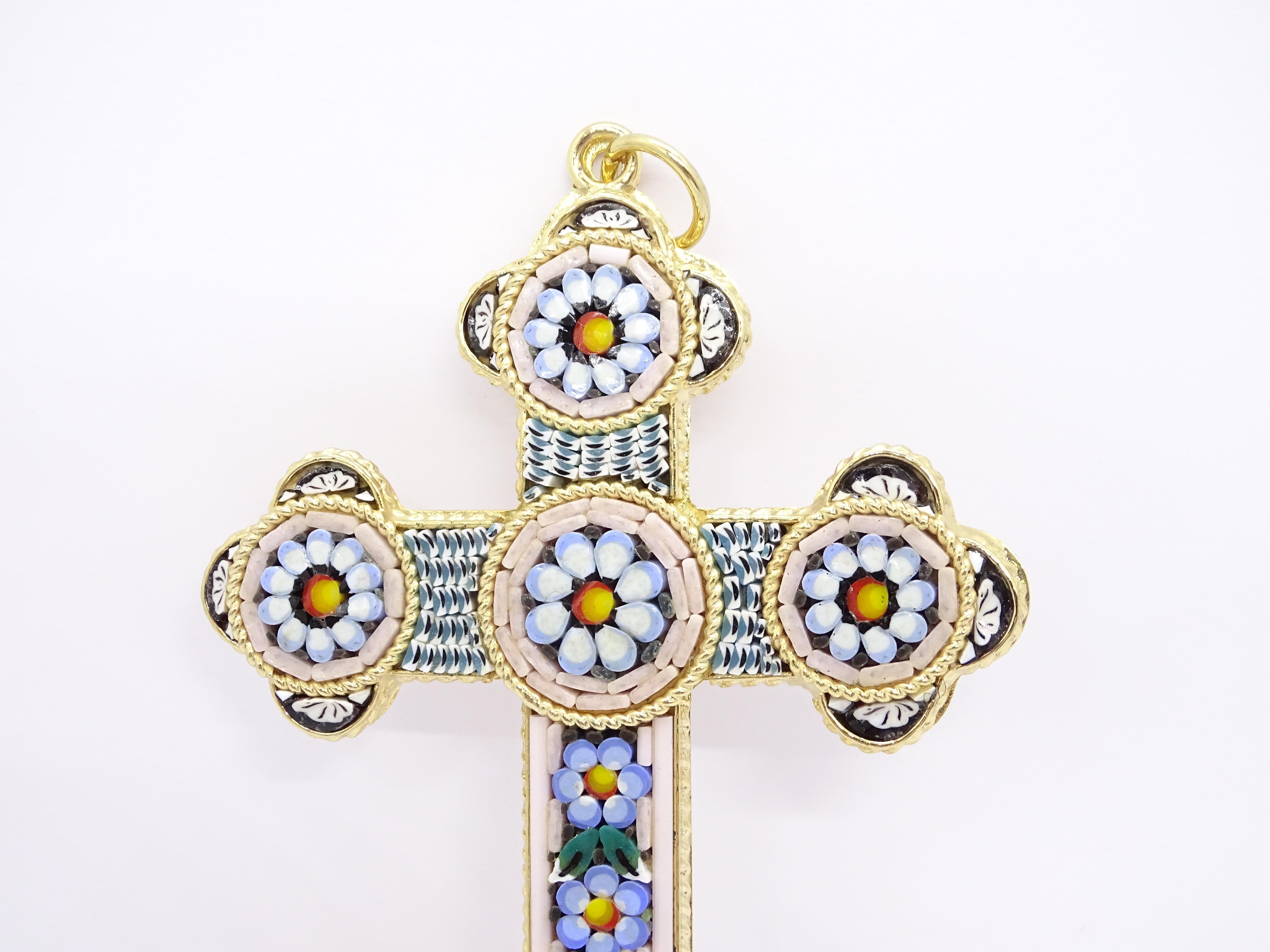 Metal dorado italiano Cruz trilobulada ramas florales Cristal de Murano micromosaico 1