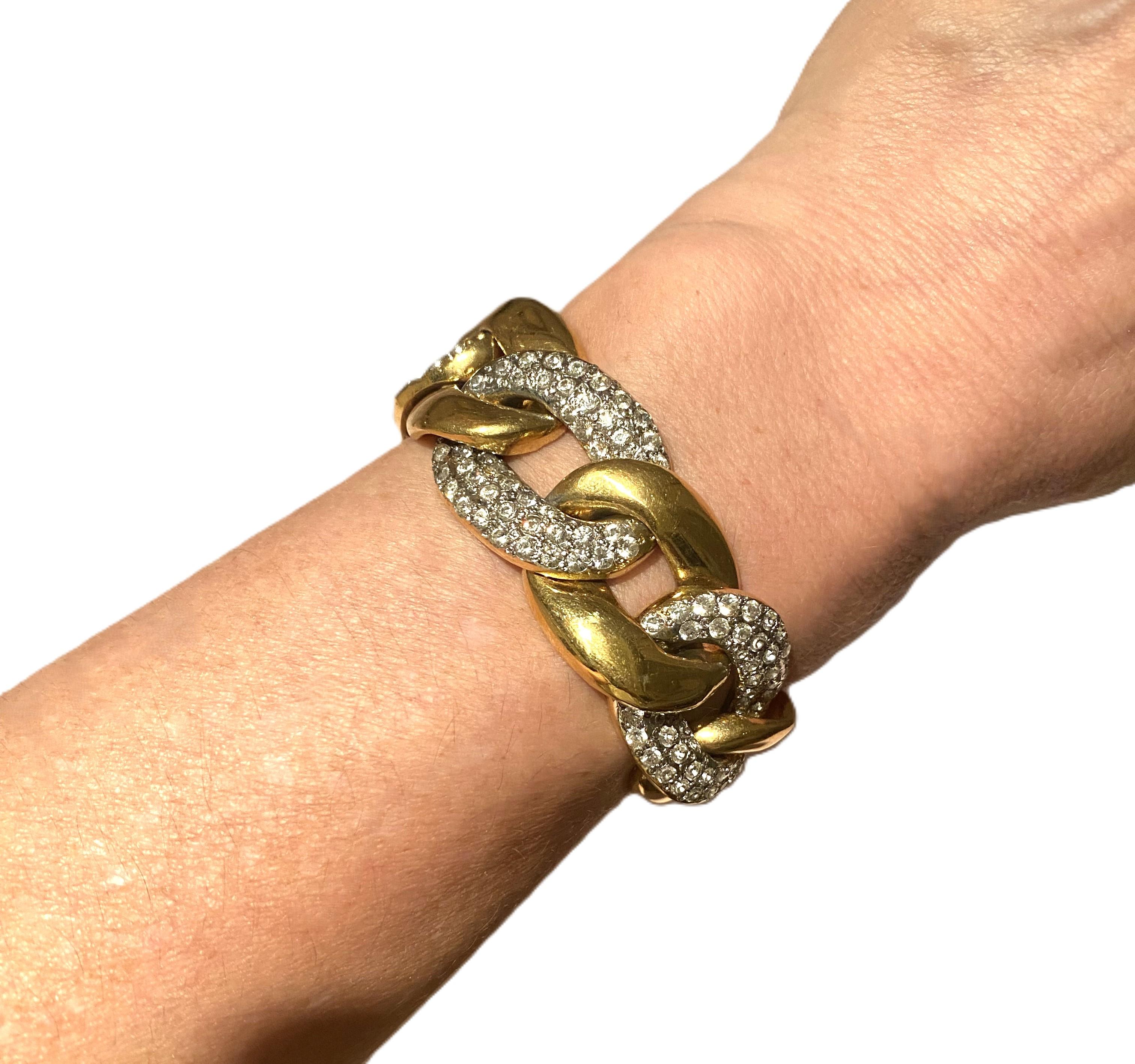 Magnifique bracelet italien à gros maillons en métal doré et faux diamants dans le style du créateur de bijoux Seaman Schepps, vers la fin du XXe siècle, dans les années 1980 et 1990. Les faux diamants sont sertis en pavé, ce qui leur confère une