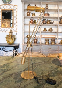 Lampada da tavolo regolabile in ottone vintage modernista degli anni '80 placcata in oro di Relco