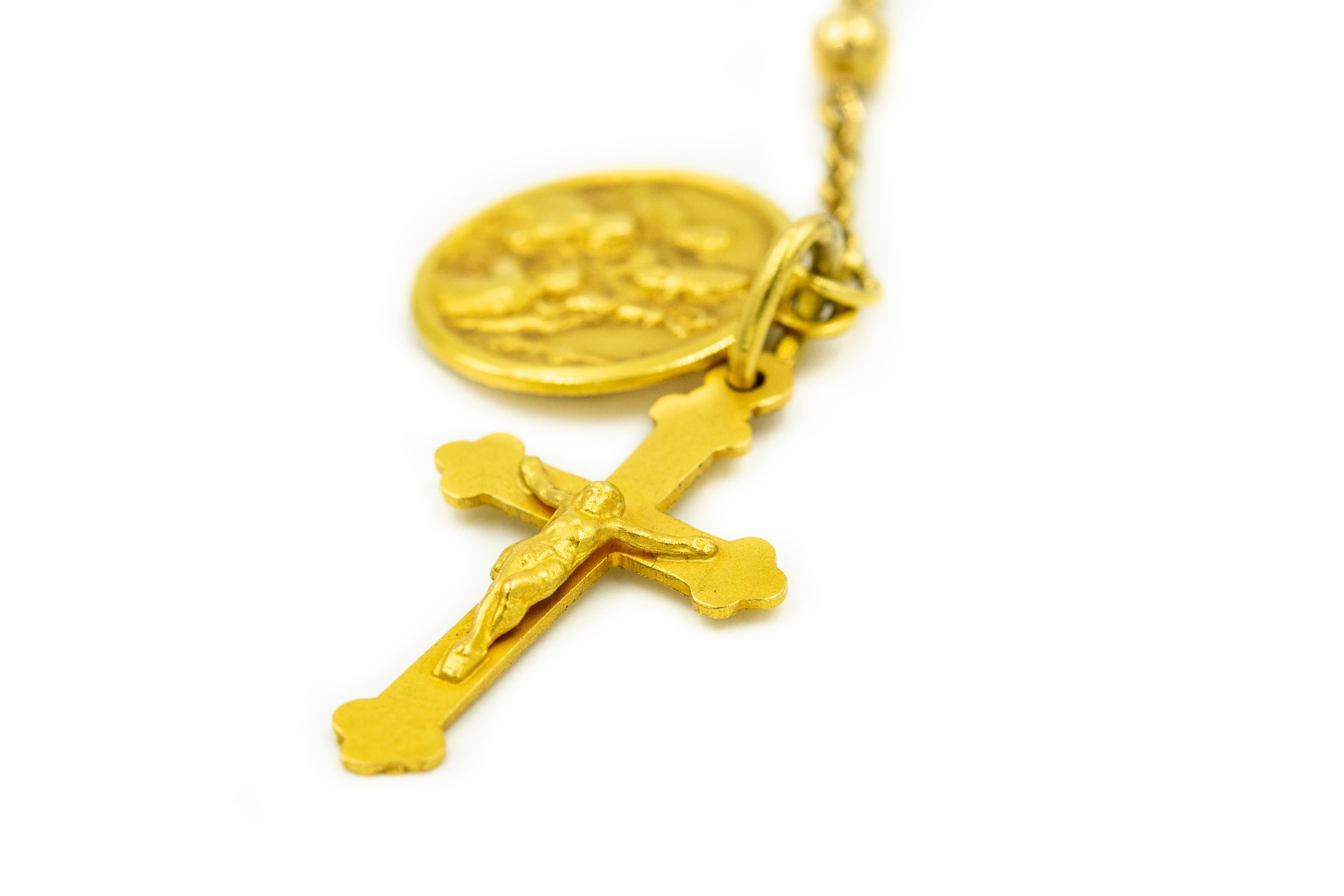 Rosario italiano del XX secolo in oro giallo 18k con ciondolo a forma di croce e ciondolo Ricordo della Cresima.

Questo è un rosario, non una collana.  Se vuoi indossarlo come una collana, devi aggiungere una chiusura.  Se lo facessi, la lunghezza