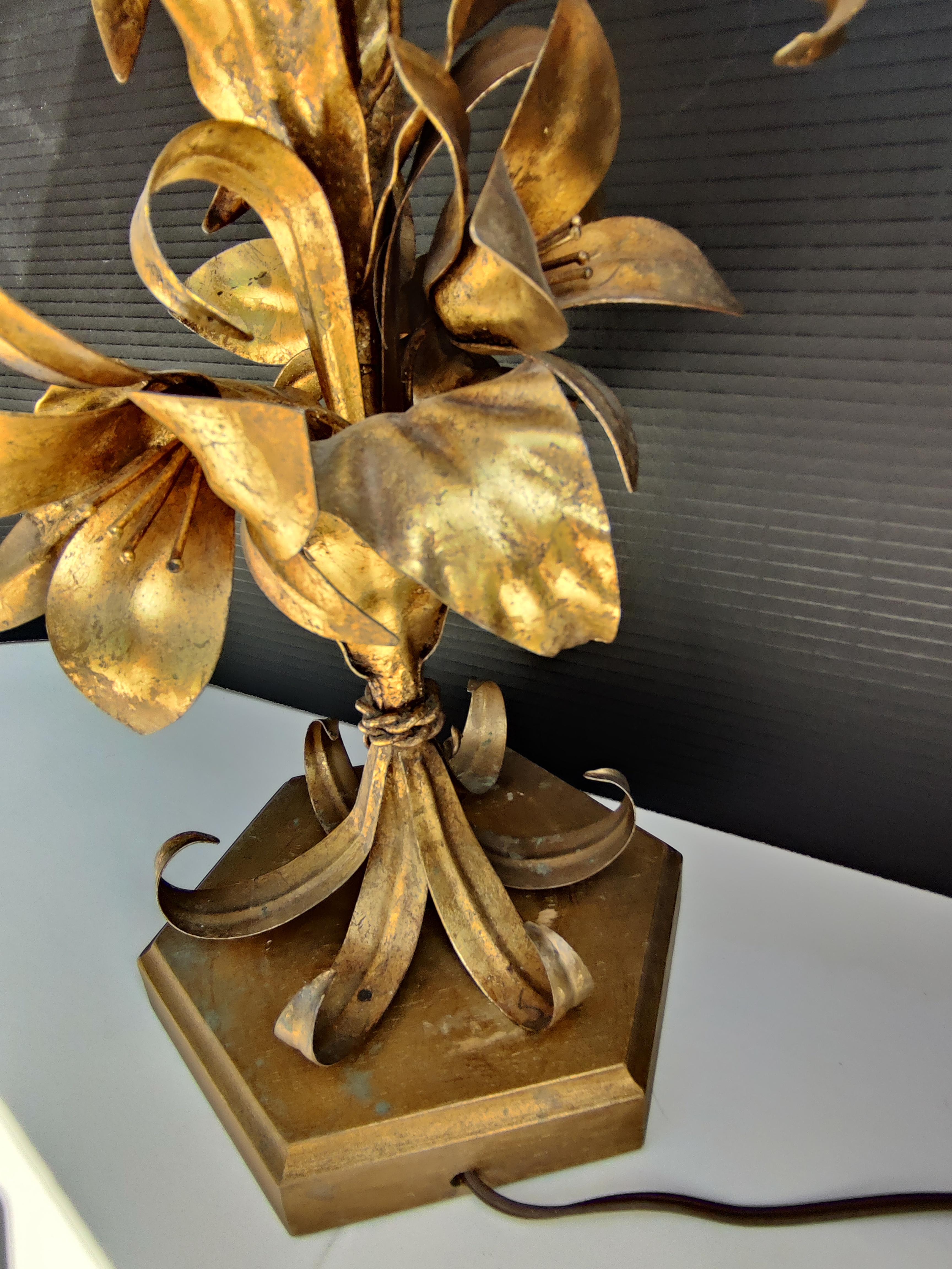 Italienisch Gold Tole Tischlampe
Lilienblumen-Motiv
Der Sockel ist aus Holz.  7
