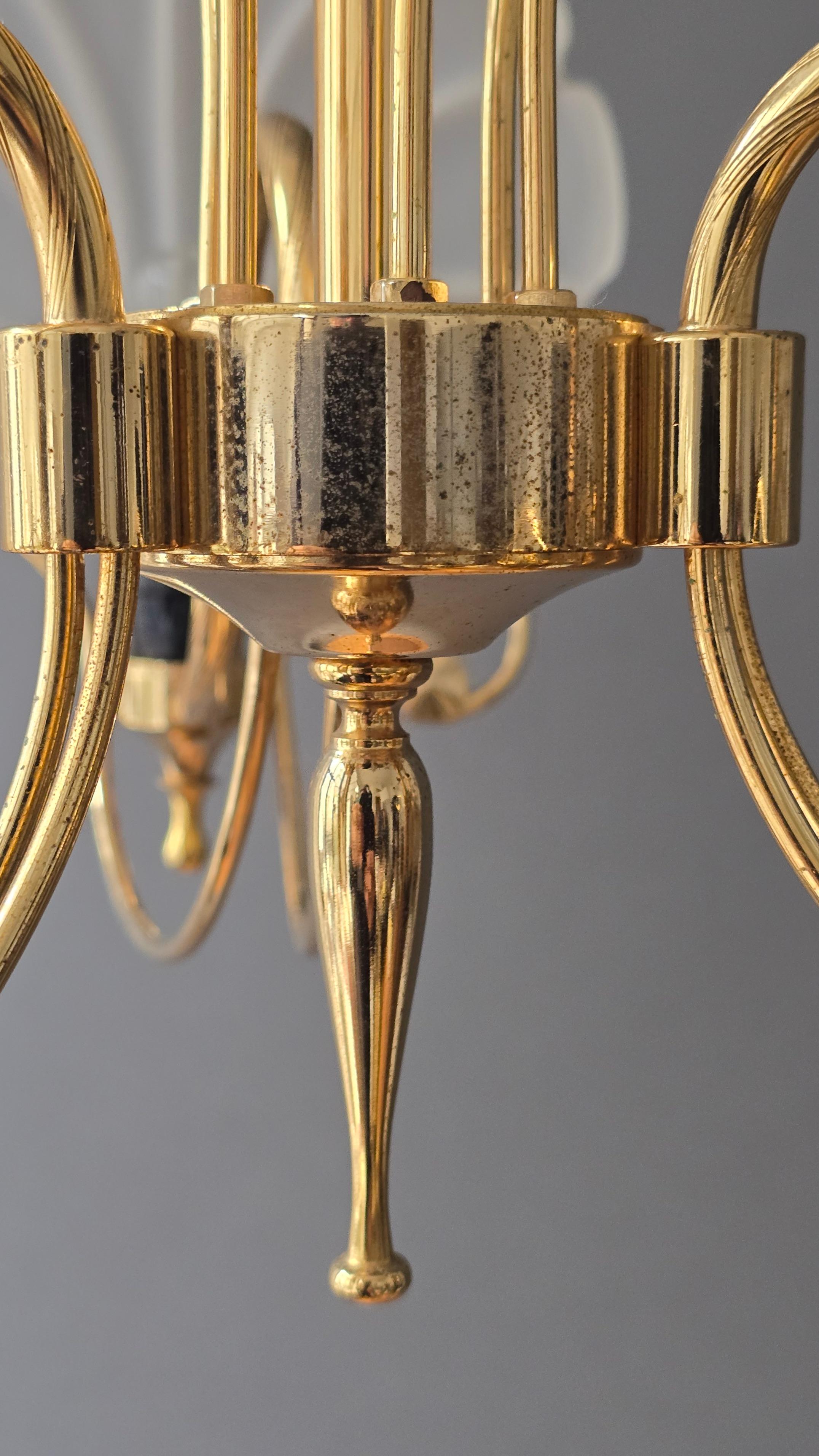 Araña italiana dorada con pantallas de cristal de concha esmerilado, años 70 en venta 3