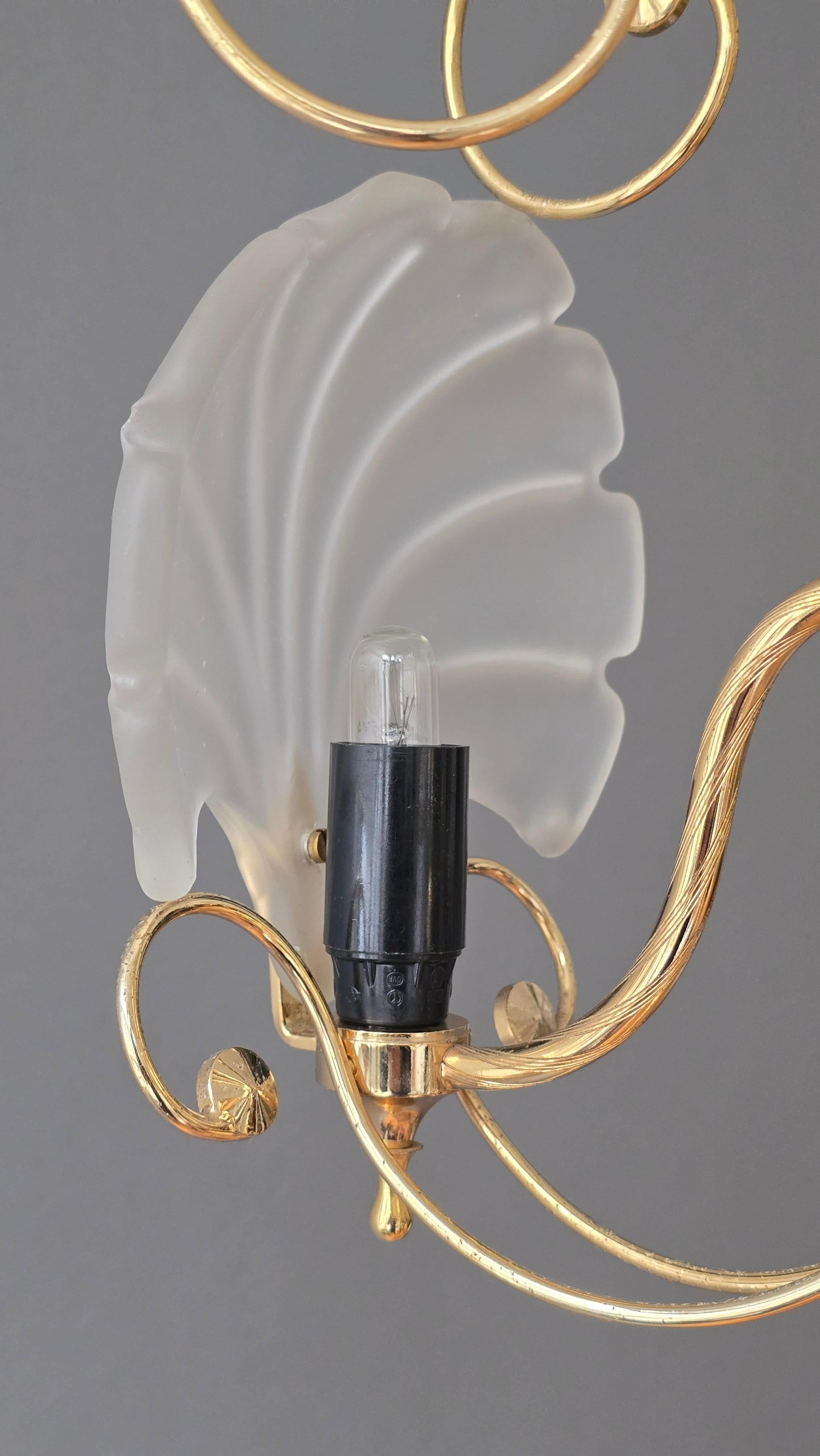 Araña italiana dorada con pantallas de cristal de concha esmerilado, años 70 en venta 4