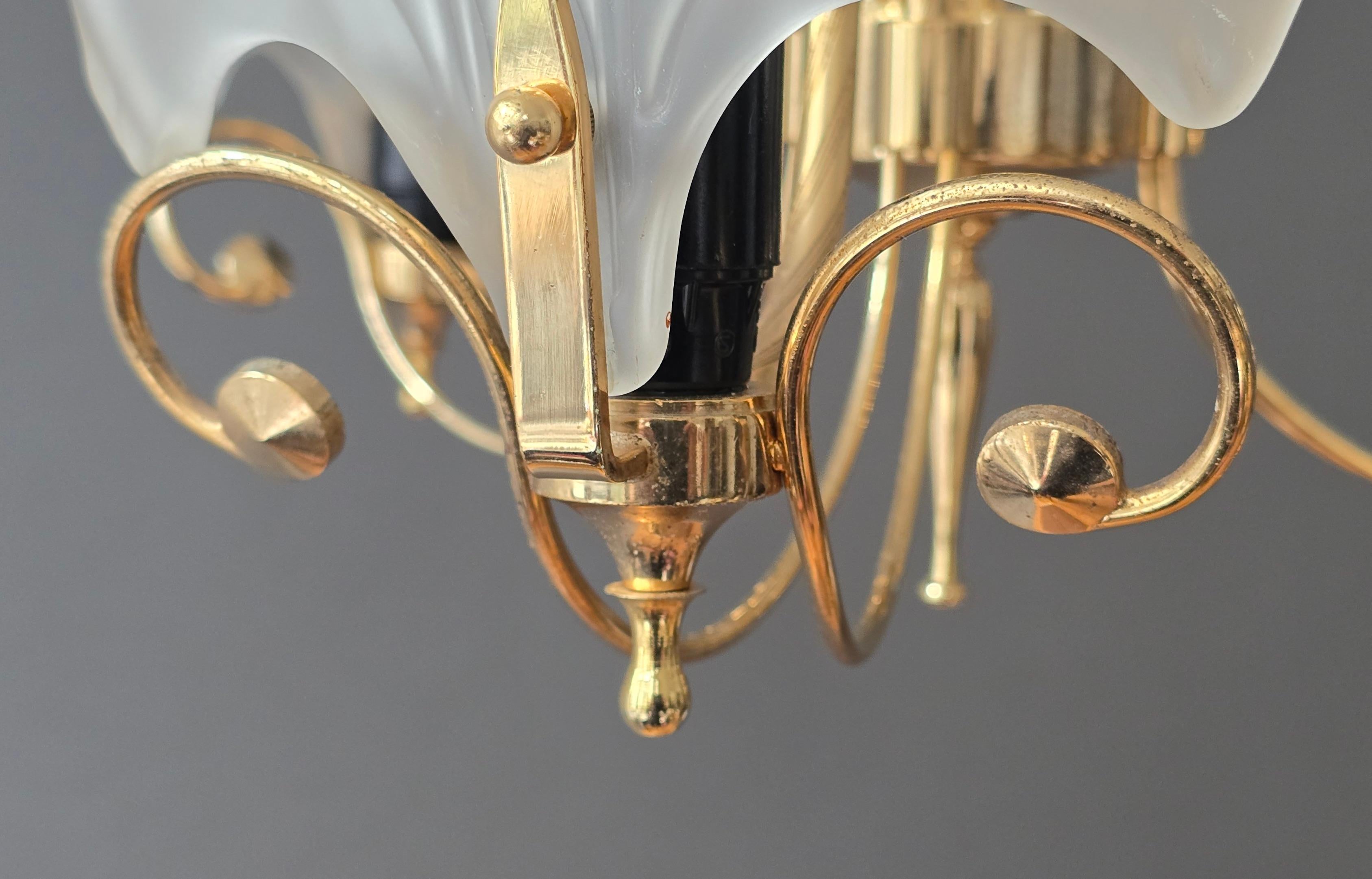 Araña italiana dorada con pantallas de cristal de concha esmerilado, años 70 en venta 5