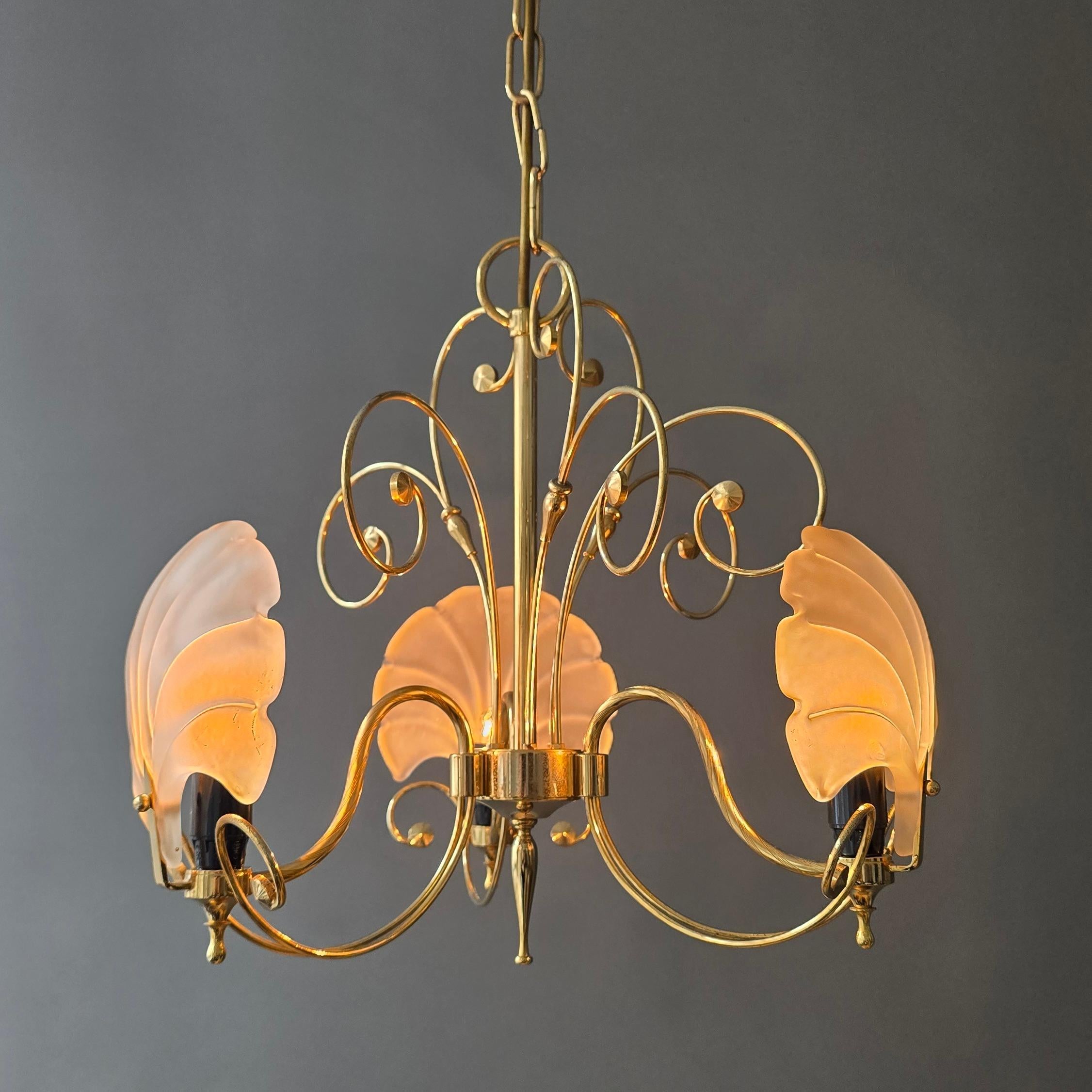 Araña italiana dorada con pantallas de cristal de concha esmerilado, años 70 Moderno de mediados de siglo en venta