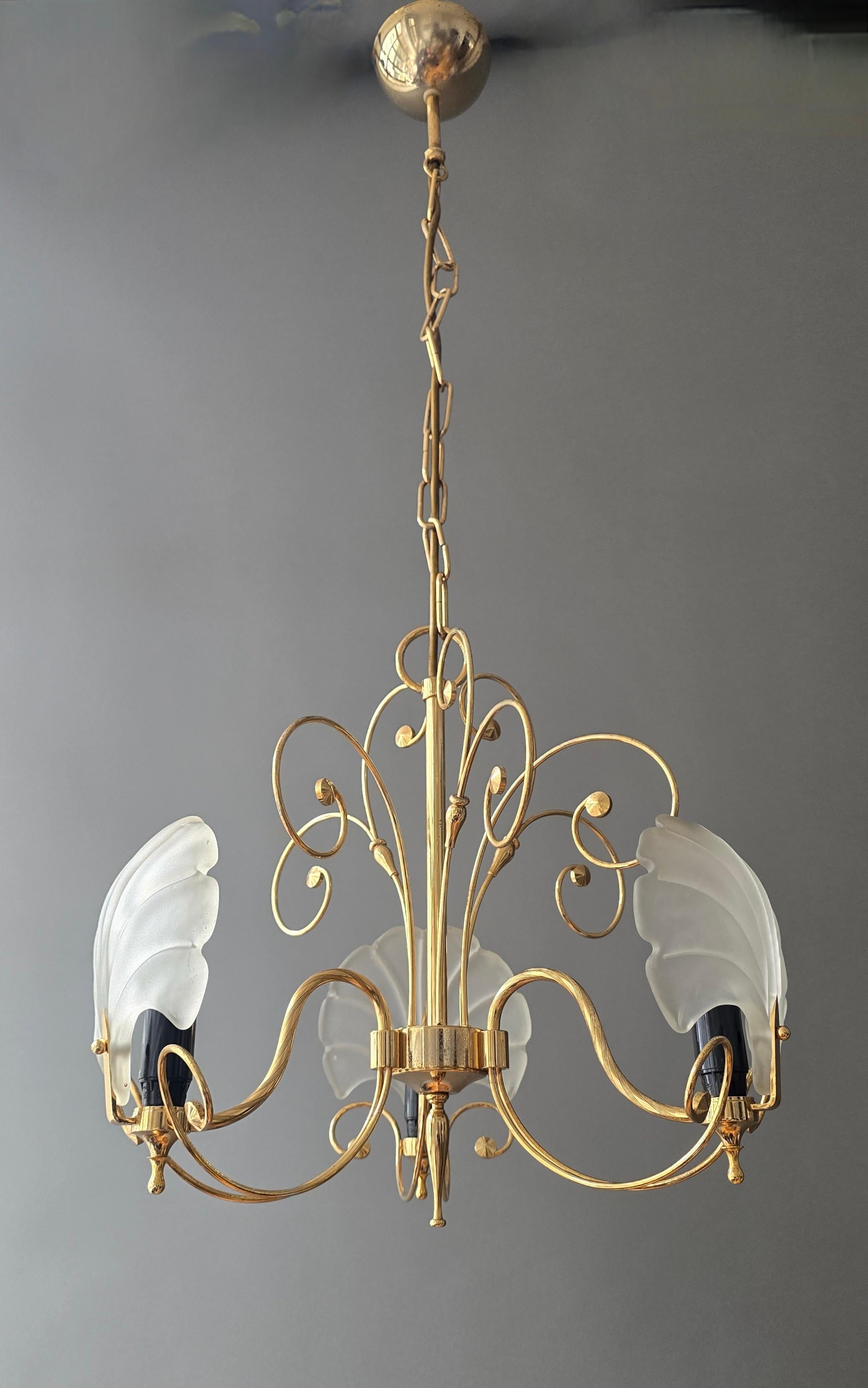 Araña italiana dorada con pantallas de cristal de concha esmerilado, años 70 Italiano en venta