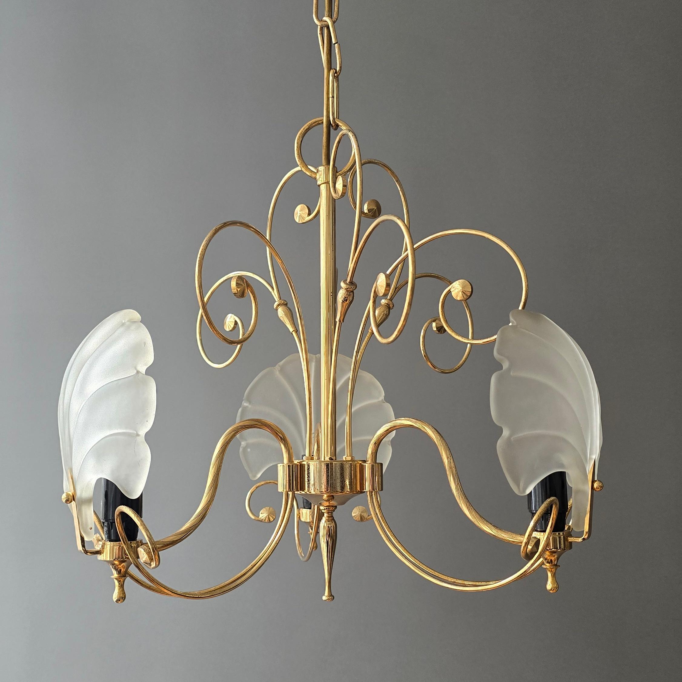 Araña italiana dorada con pantallas de cristal de concha esmerilado, años 70 en Bueno estado para la venta en Antwerp, BE