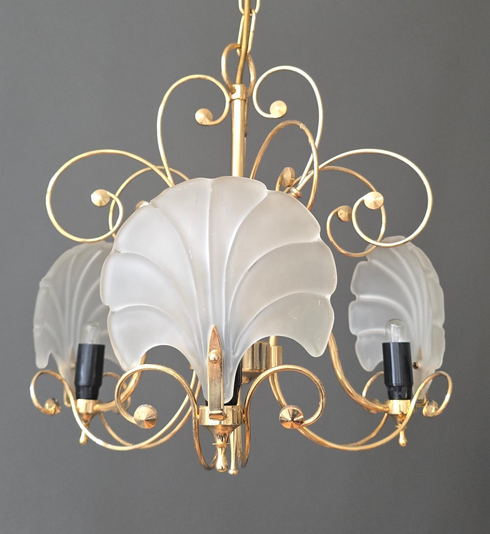 Araña italiana dorada con pantallas de cristal de concha esmerilado, años 70 siglo XX en venta