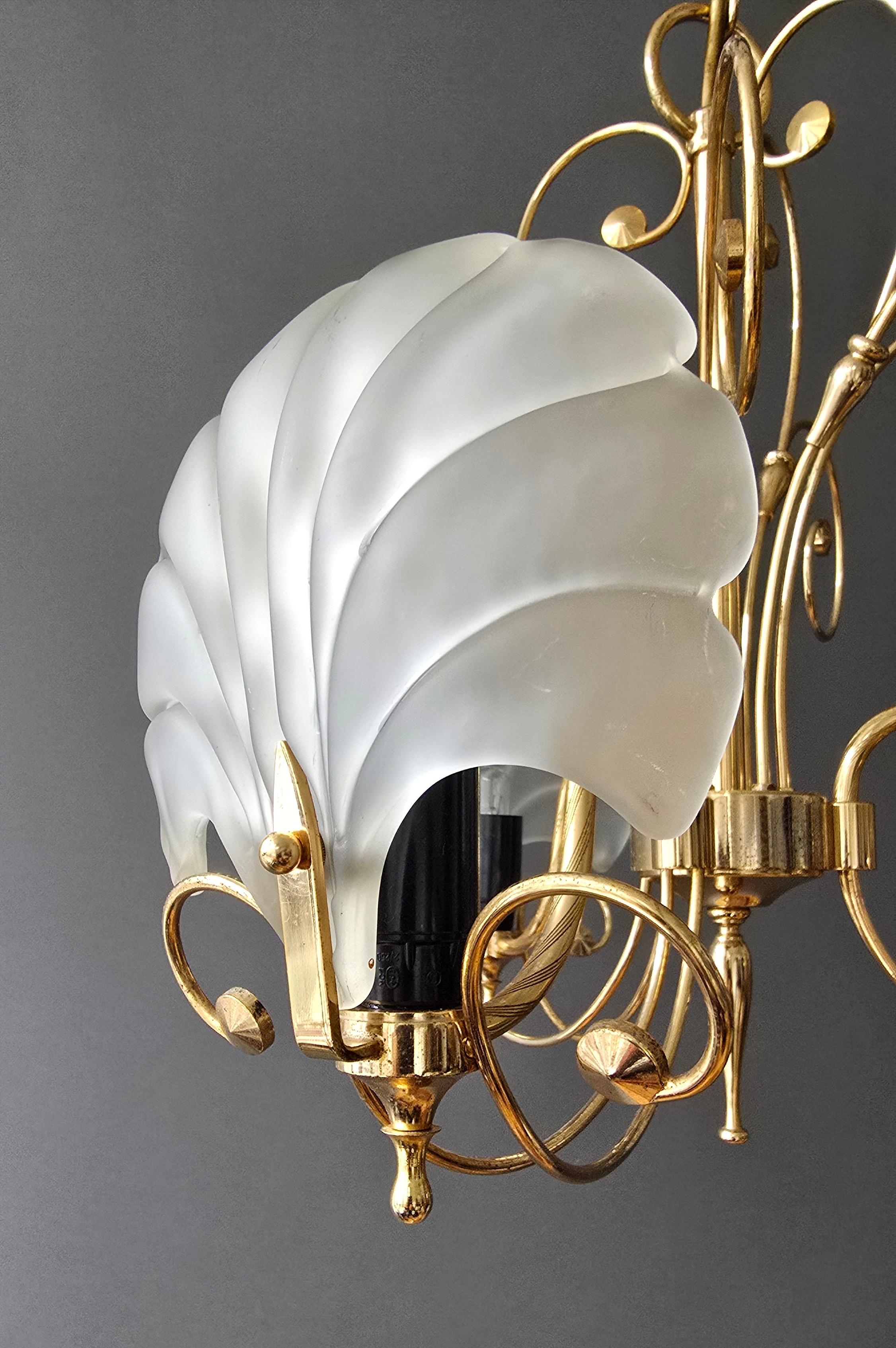 Araña italiana dorada con pantallas de cristal de concha esmerilado, años 70 Latón en venta