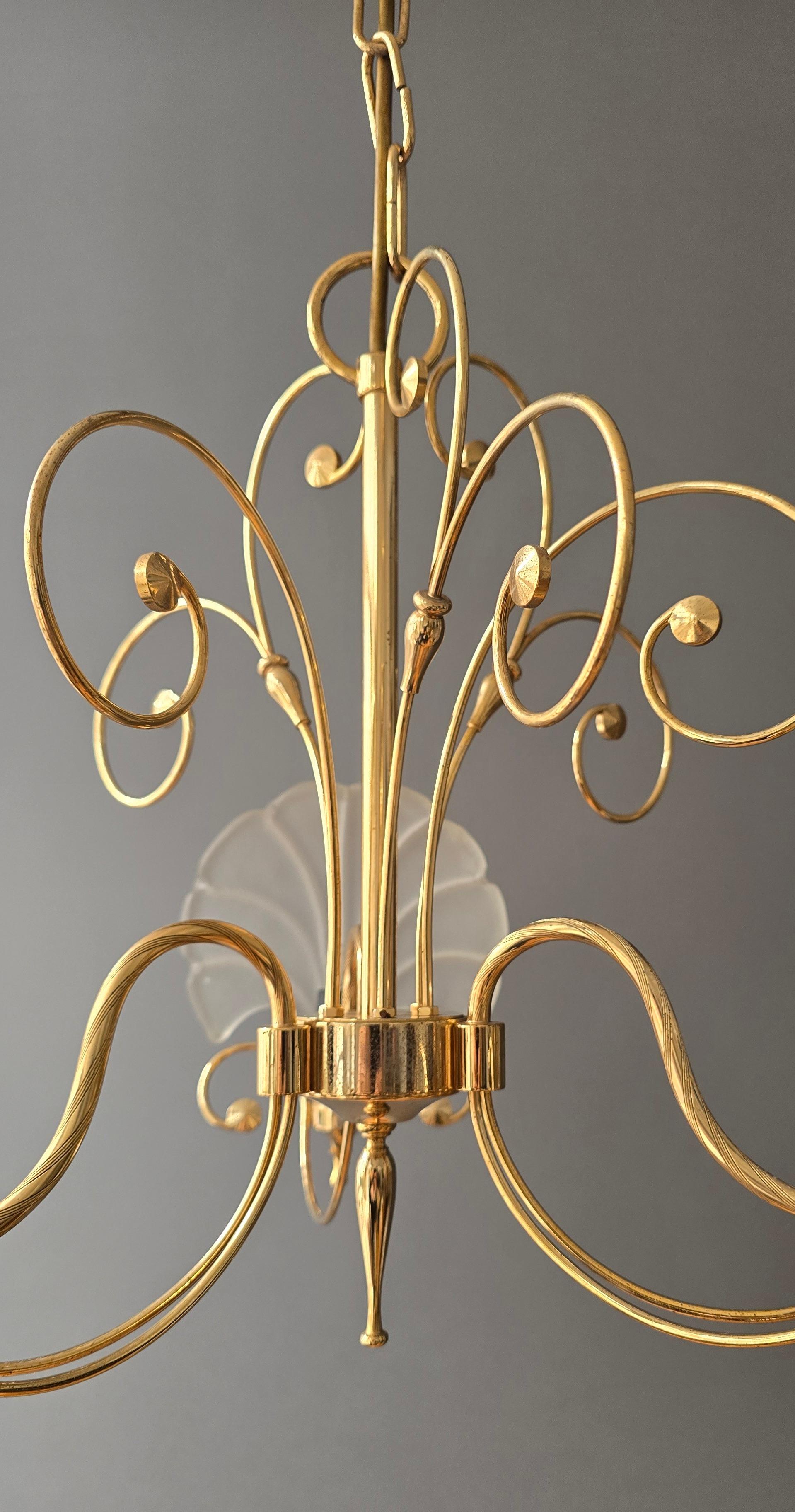 Araña italiana dorada con pantallas de cristal de concha esmerilado, años 70 en venta 1