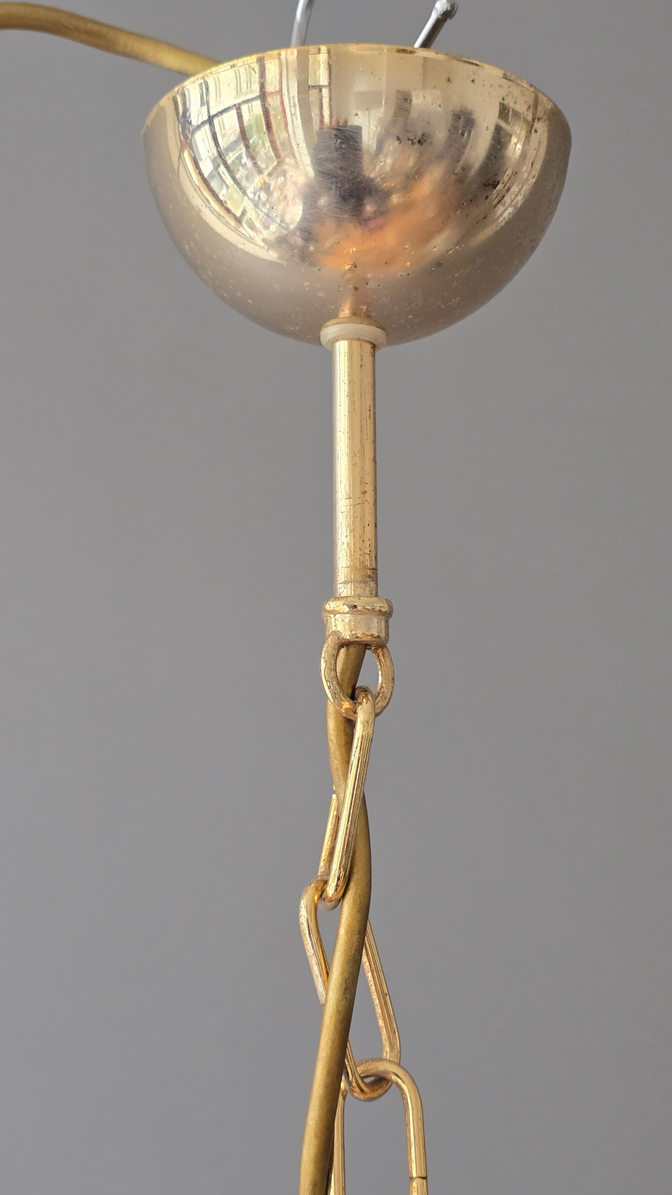 Araña italiana dorada con pantallas de cristal de concha esmerilado, años 70 en venta 2