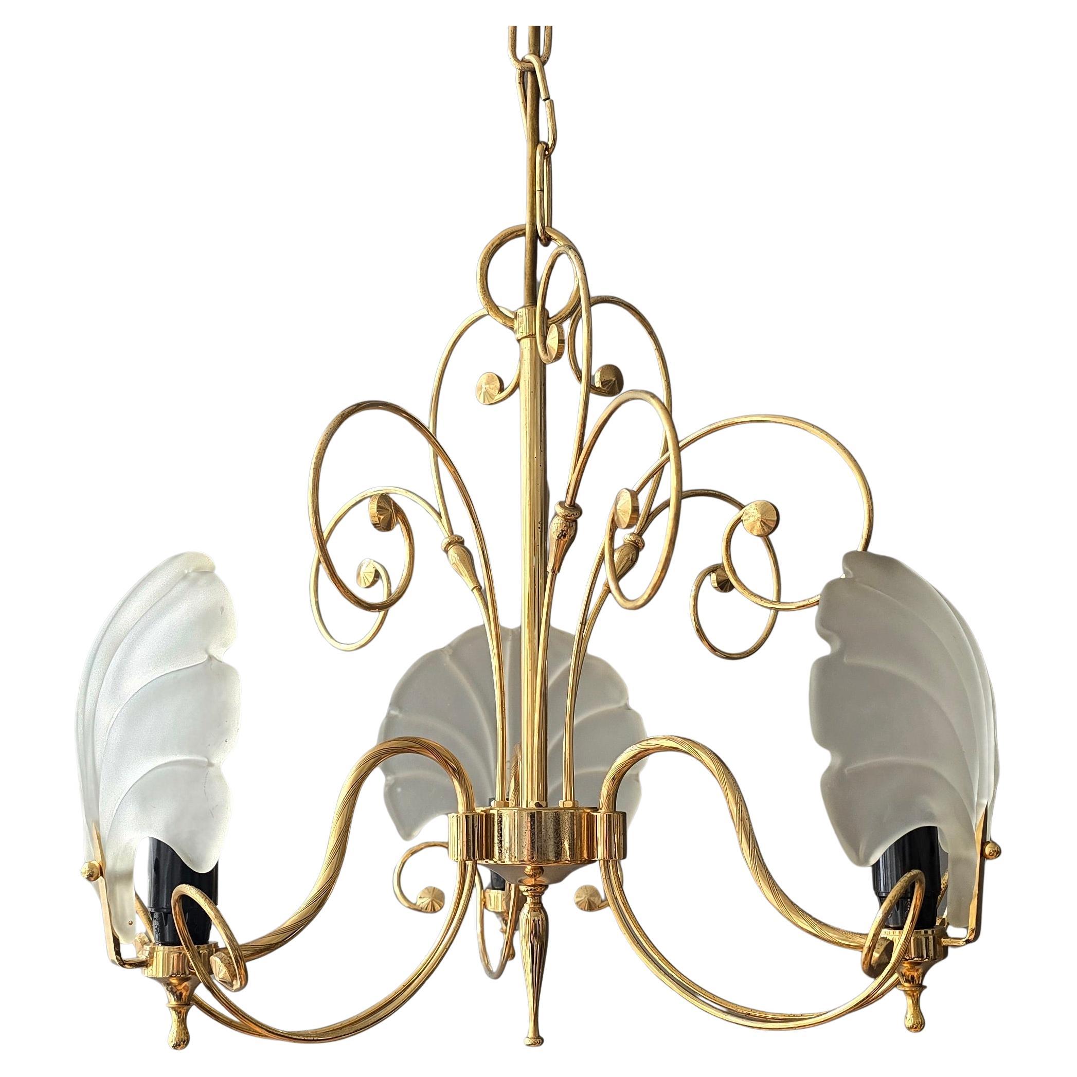 Araña italiana dorada con pantallas de cristal de concha esmerilado, años 70