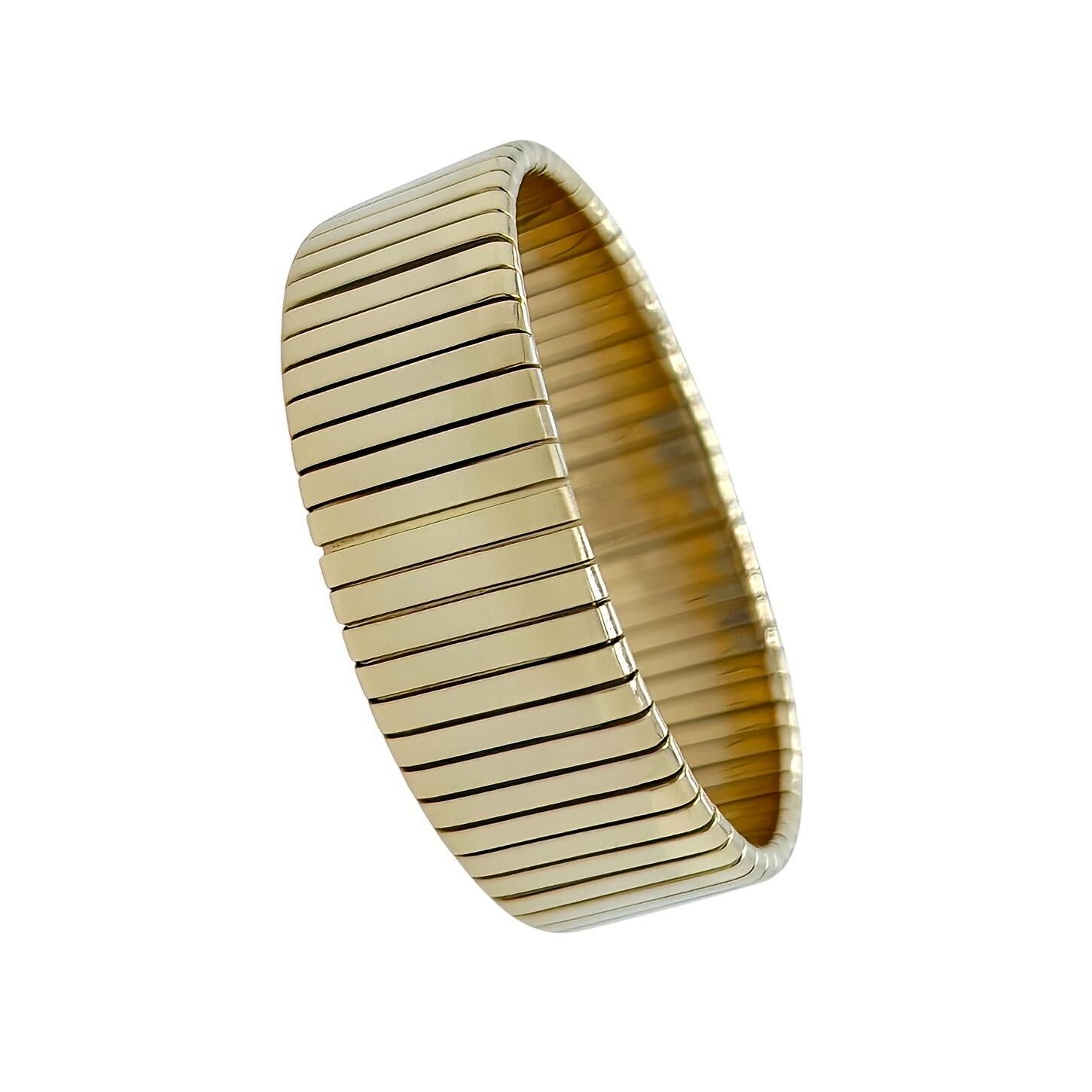 Bracelet en or jaune 18 carats, italien.  Conçue comme une manchette tubogas avec un dos ouvert.  Longueur réglable en fonction de la taille du poignet.  Poids brut d'environ 81.80 grammes.  Avec poinçon italien.





